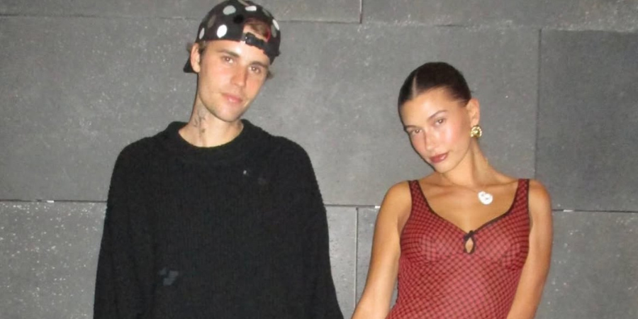 Η Hailey Bieber μοιράζεται τα πρώτα στιγμιότυπα από τις οικογενειακές διακοπές της στην Ελλάδα