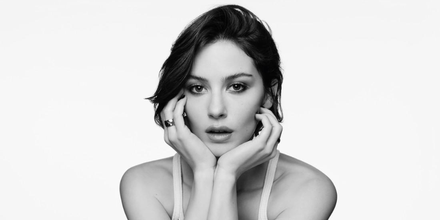 Gracie Abrams: Η νέα μούσα του Coco Mademoiselle Crush Absolu της Chanel