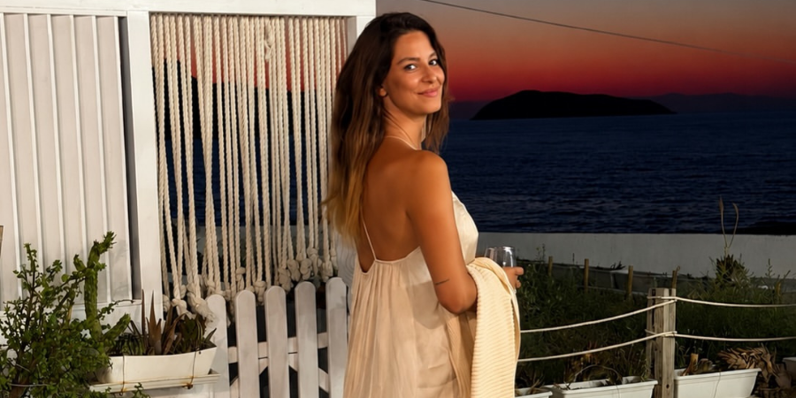 Γιατί το σατέν mini φόρεμα της Κωνσταντίνας Ευριπίδου είναι το απόλυτο must-have του καλοκαιριού;