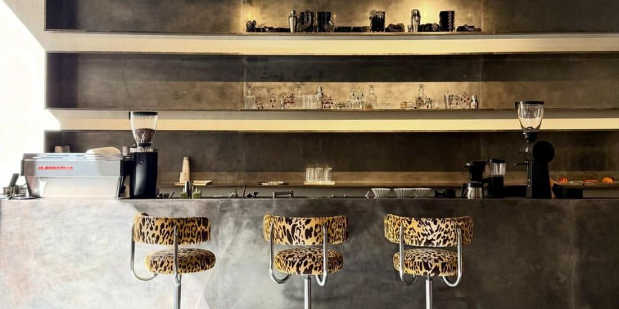 Ο οίκος Saint Laurent ανοίγει το πρώτο του café στο Παρίσι και αποδεικνύει ότι το luxury είναι εμπειρία
