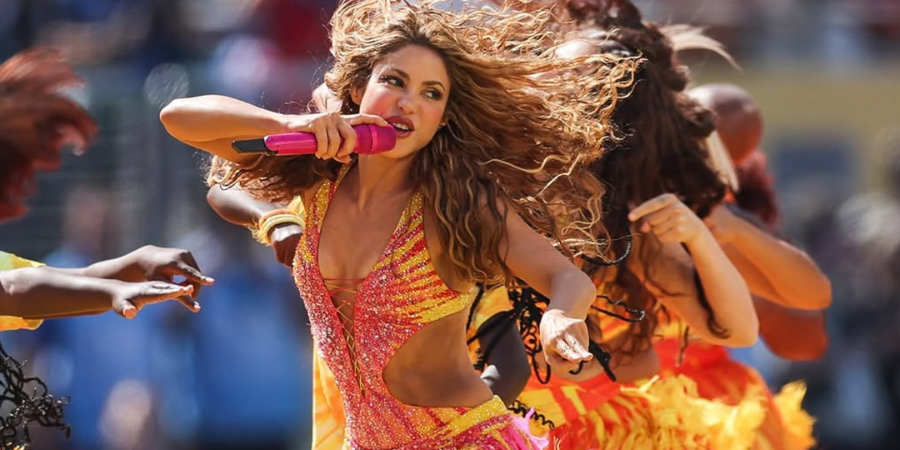 Η εντυπωσιακή εμφάνιση της Shakira με φόρεμα από 200.000 κρύσταλλα Swarovski
