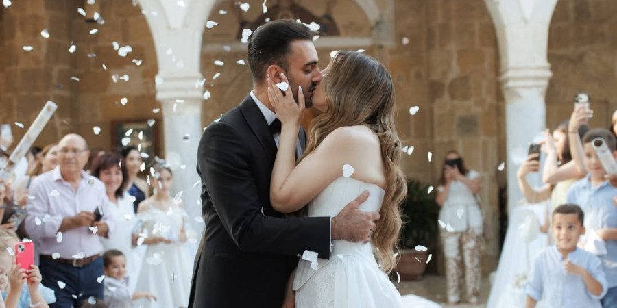Η Ελίζα Νικολάου επέλεξε την πιο high-fashion ανθοδέσμη-τσάντα για τον γάμο της