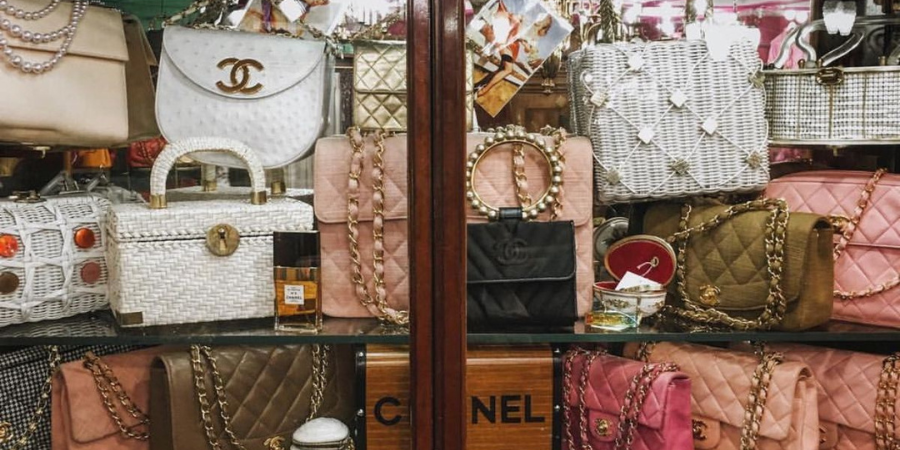 Dior και Chanel αλλάζουν στρατηγική: Η νέα μάχη τoυ luxury δεν είναι οι πιο ακριβές τσάντες, αλλά οι πιο… προσιτές