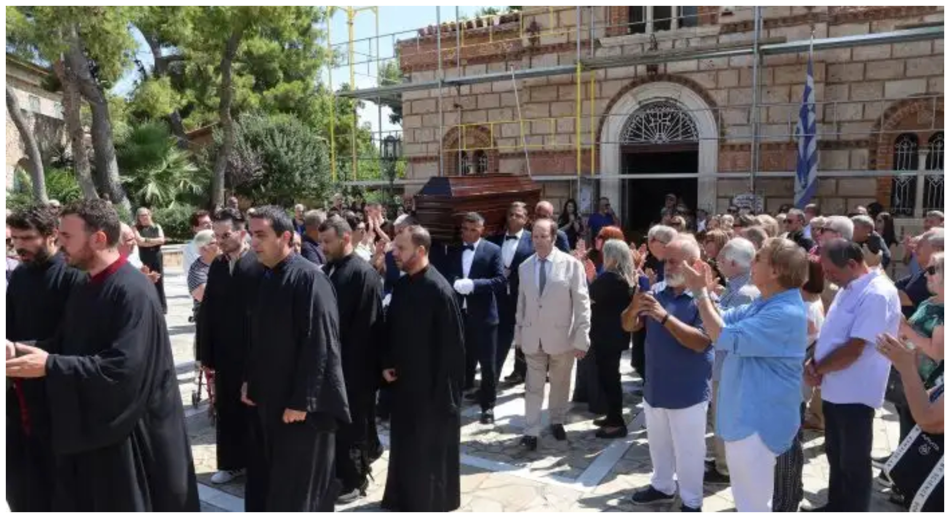 Το τελευταίο «αντίο» στη Μαίρη Λίντα – Συγκίνηση κατά την έξοδο της σορού από την εκκλησία