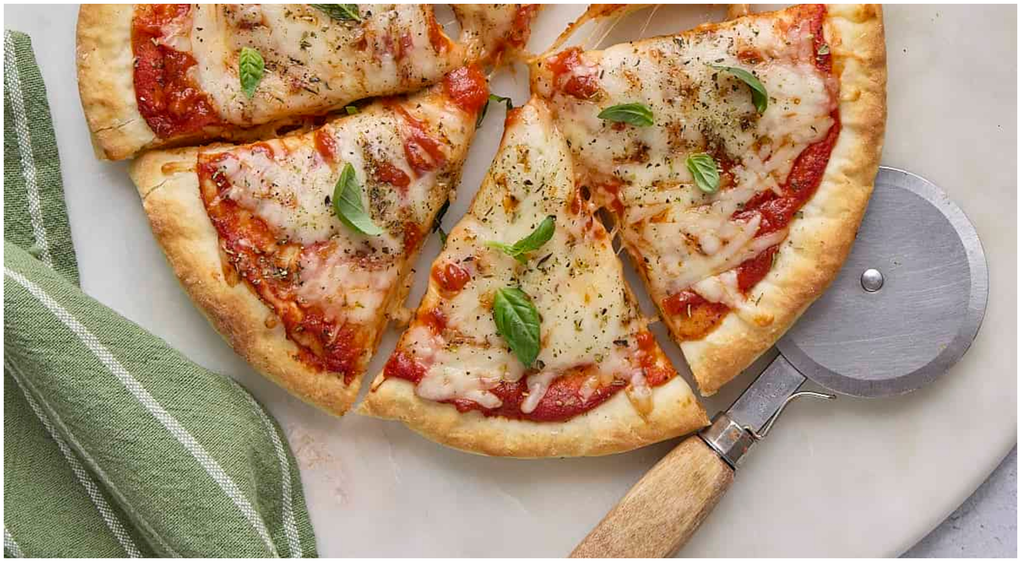 Εύκολη συνταγή για protein pizza με cottage cheese που γίνεται σε 5 λεπτά