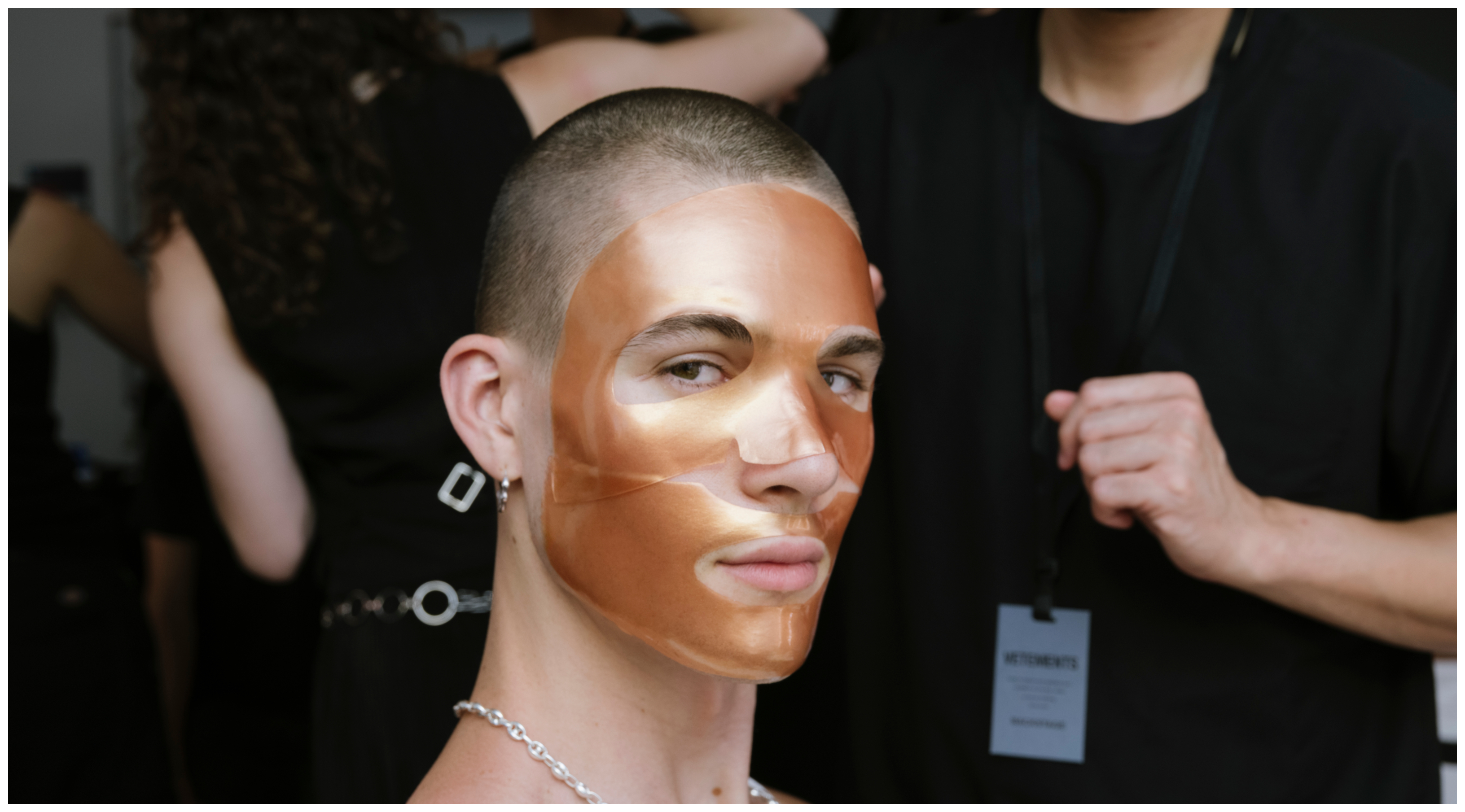 Ο Augustinus Bader συνεργάζεται με τον Οίκο Μόδας VETEMENTS για την περιποίηση της επιδερμίδας
