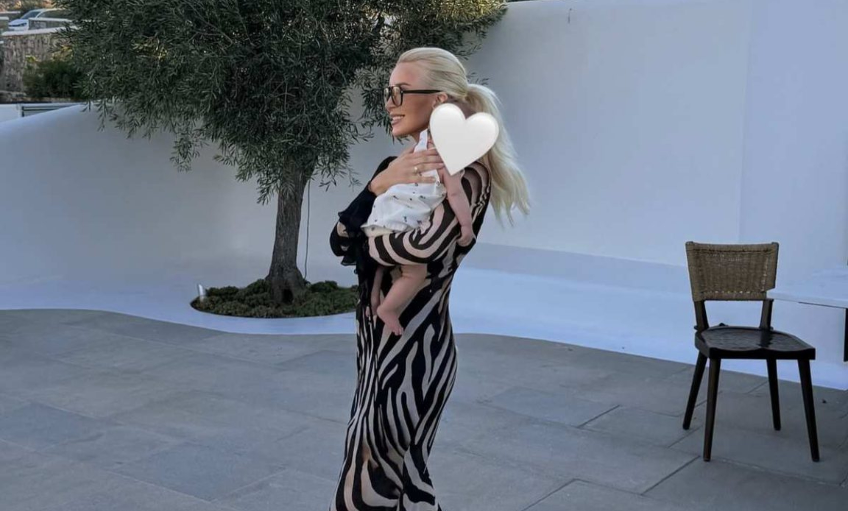 Κατερίνα Καινούργιου: Ποζάρει με μαγιό και αγκαλιά με την κόρη της στη Μύκονο πιο ευτυχισμένη από ποτέ