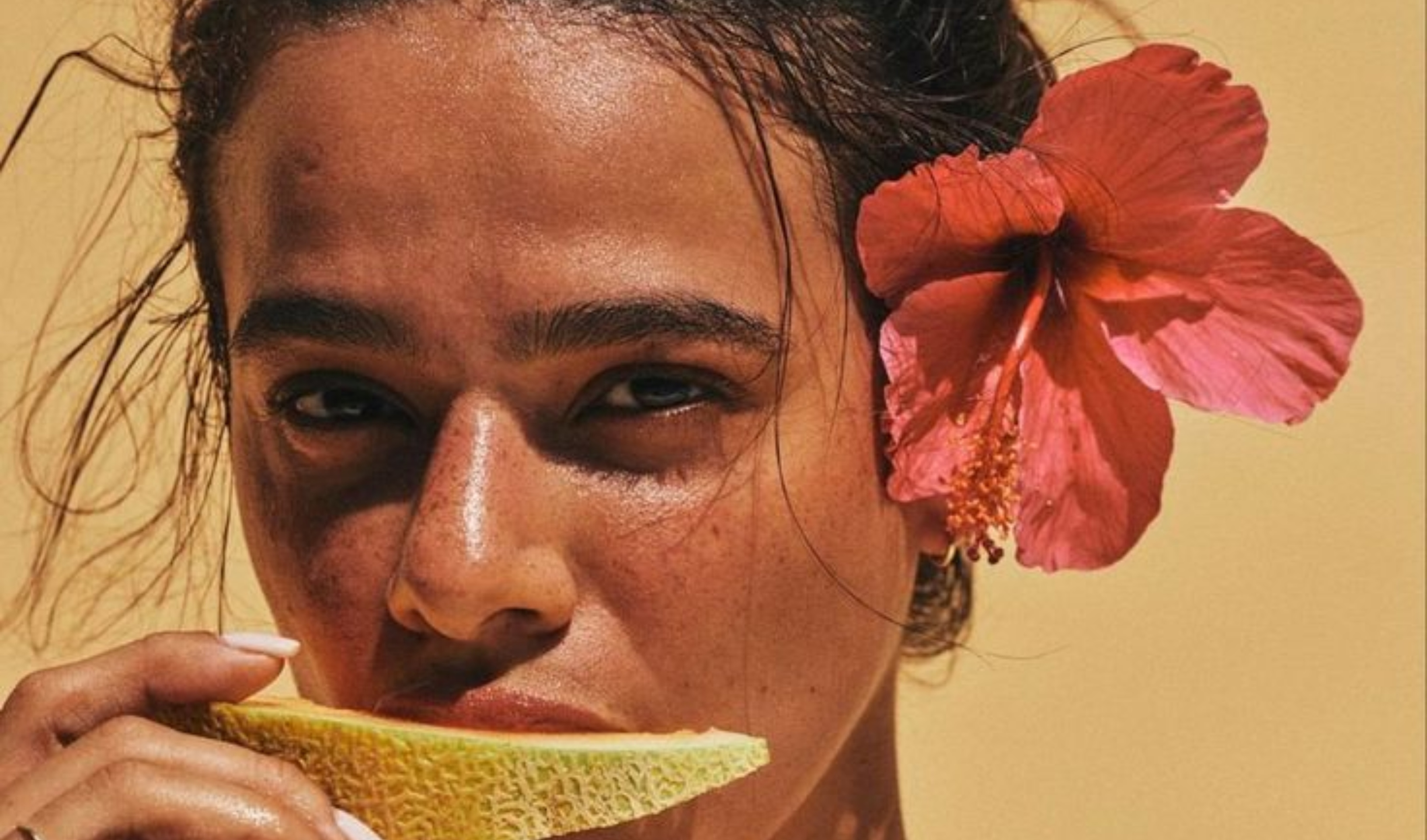 Αντηλιακό σε μορφή stick: Το beauty essential που χωράει παντού