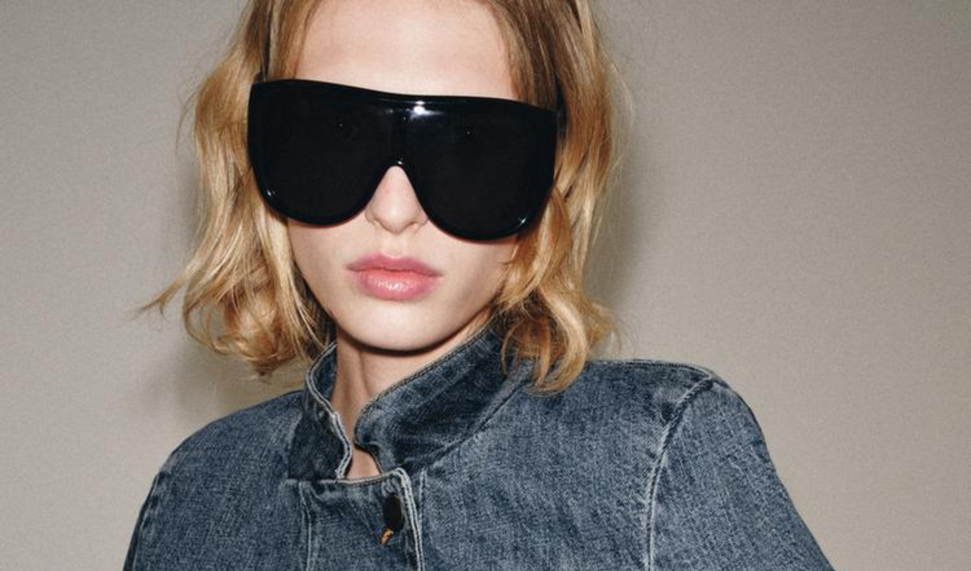 Buy now or cry later: Αυτό το cropped denim blazer θα το φοράς όλο τον Σεπτέμβριο