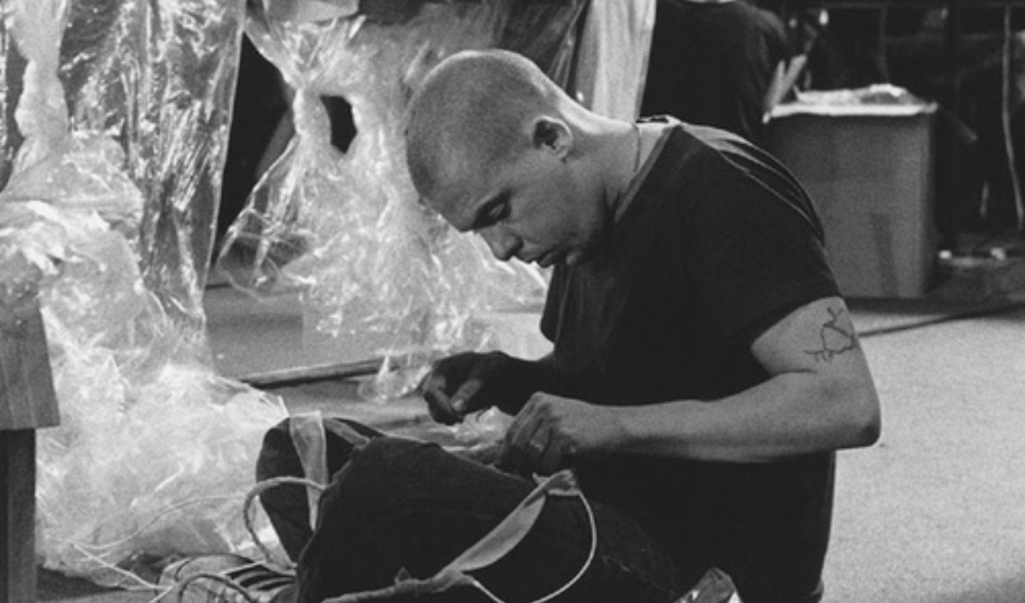 Alexander McQueen: Η ιδιοφυΐα που άλλαξε για πάντα τη μόδα
