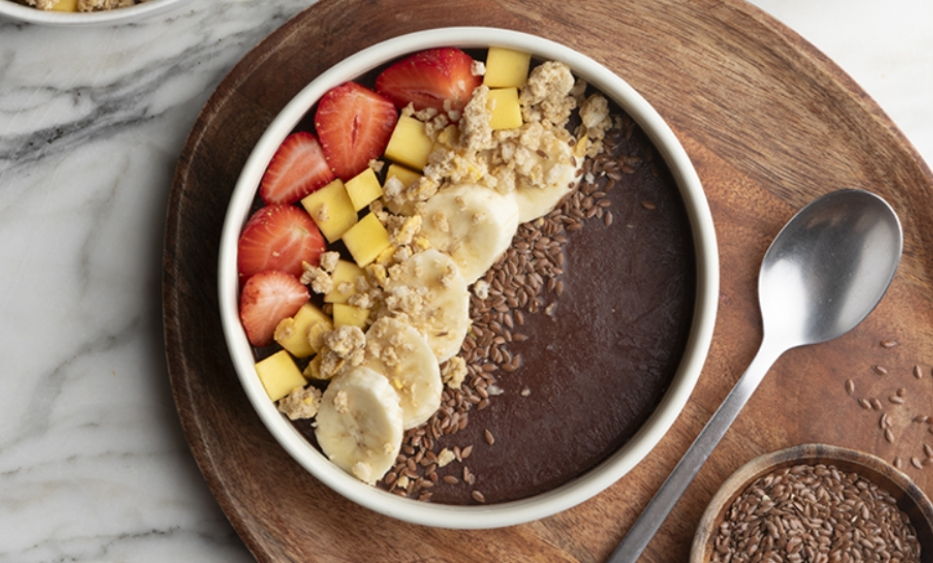 Acai μπολ με μάνγκο και φράουλες
