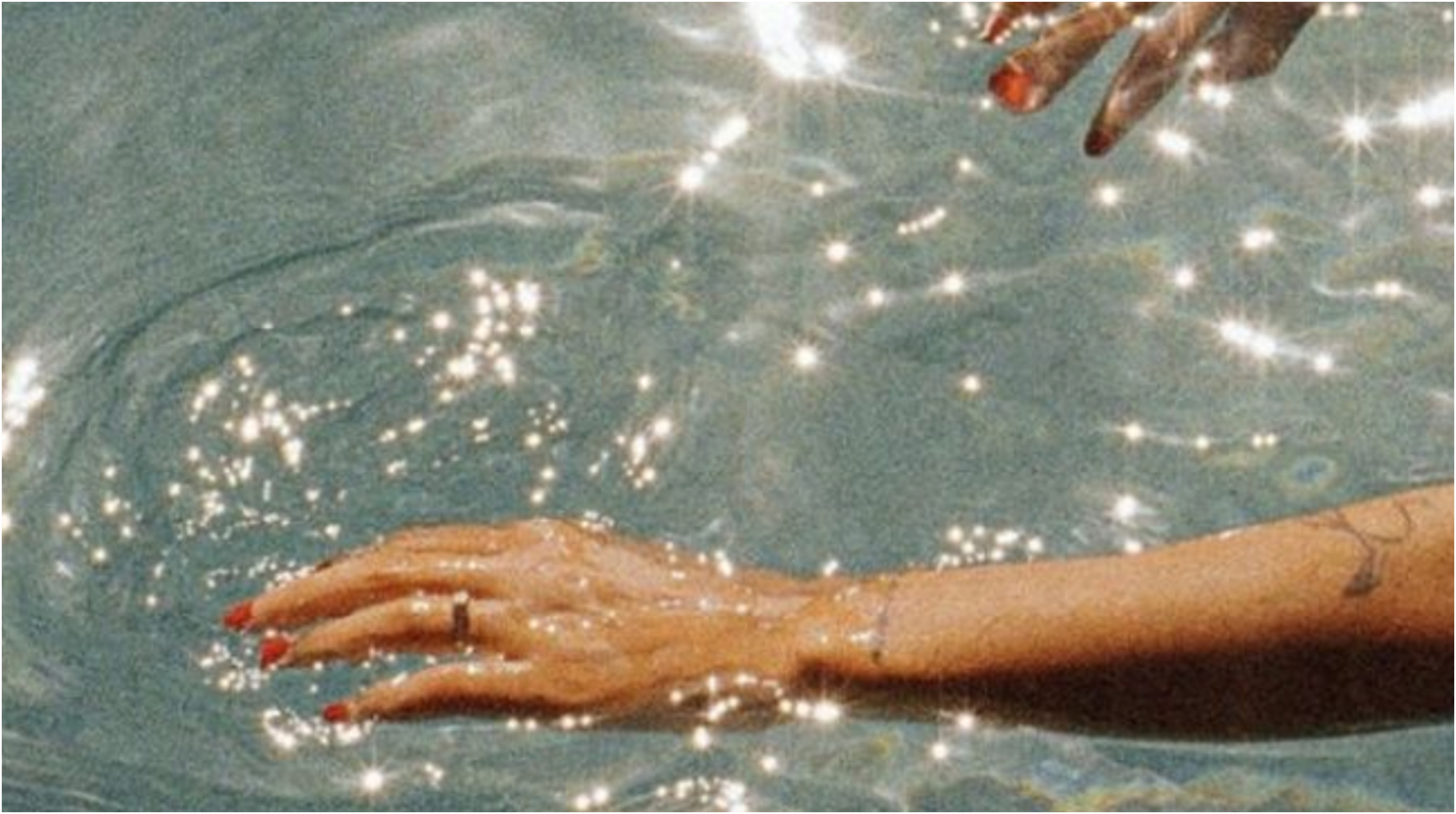 Body Shimmer: Το καλοκαιρινό glow που θέλει το δέρμα σου