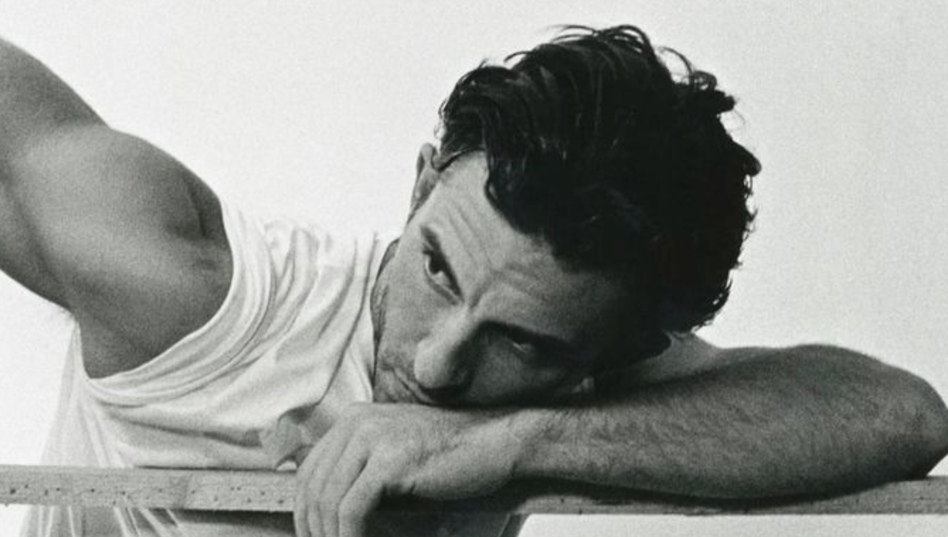 Jonathan Bailey: Το νέο πρόσωπο του Giorgio Armani και η ξεχωριστή ιστορία πίσω από το «I Will»