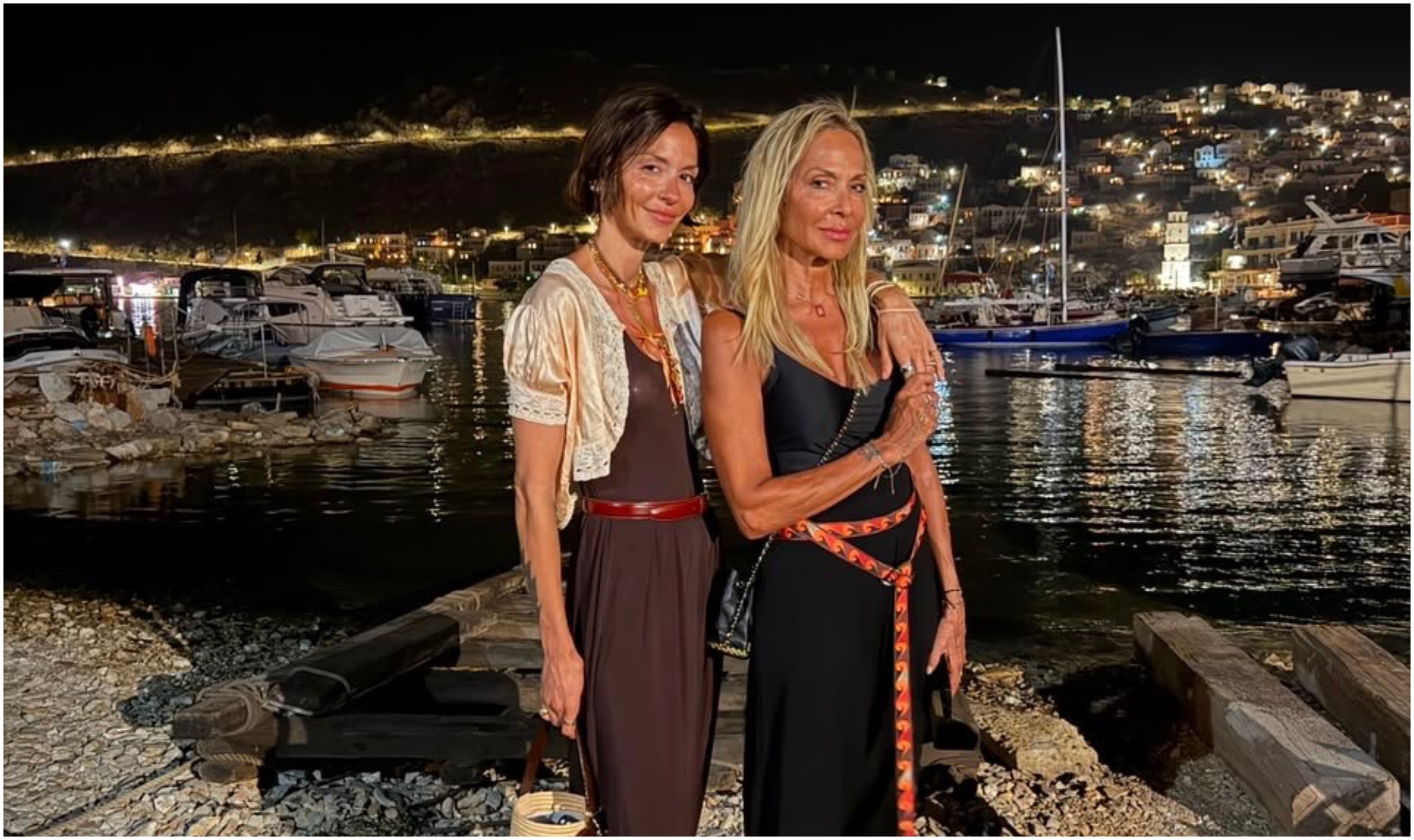 Άννα Βίσση & Σοφία Καρβέλα: Ποζάρουν αγκαλιά στο μαγευτικό λιμάνι της Σύμης