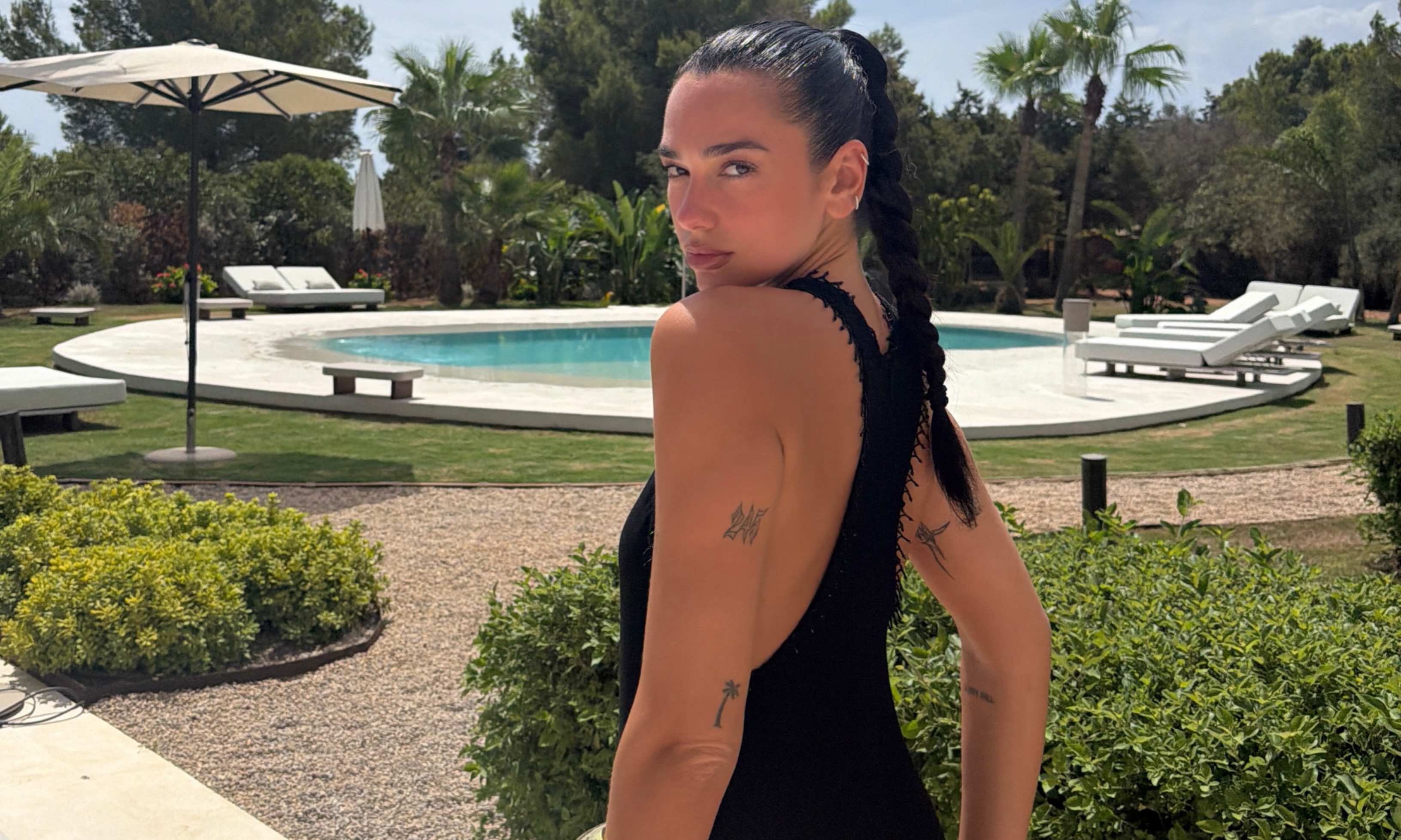 Η Dua Lipa φόρεσε Calvin Klein Collection για το δείπνο πριν από τα γενέθλιά της στην Ίμπιζα