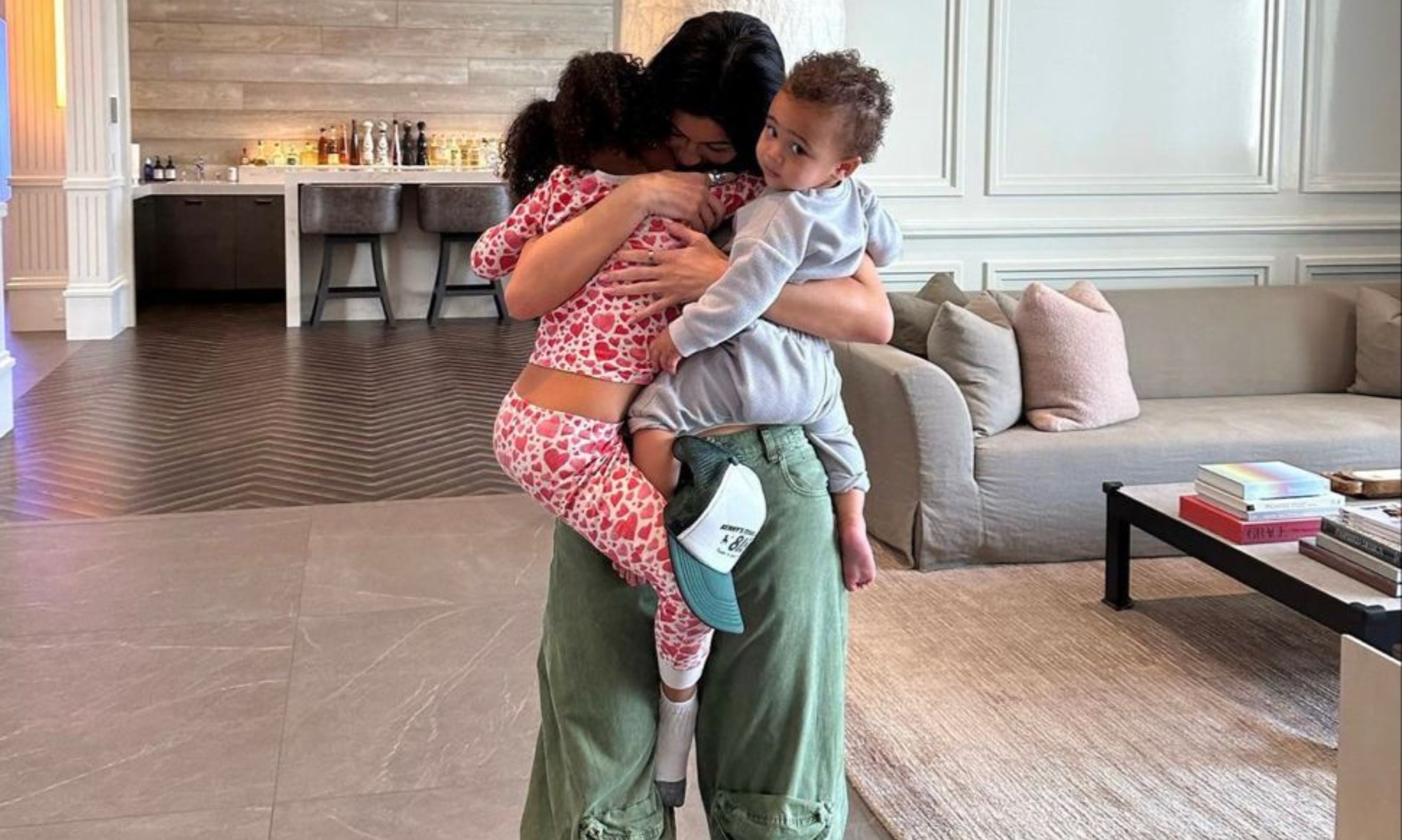 Η Kylie Jenner σε ρόλο… συνεντευξιαζόμενης απέναντι στα παιδιά της – Η απολαυστική συνέντευξη