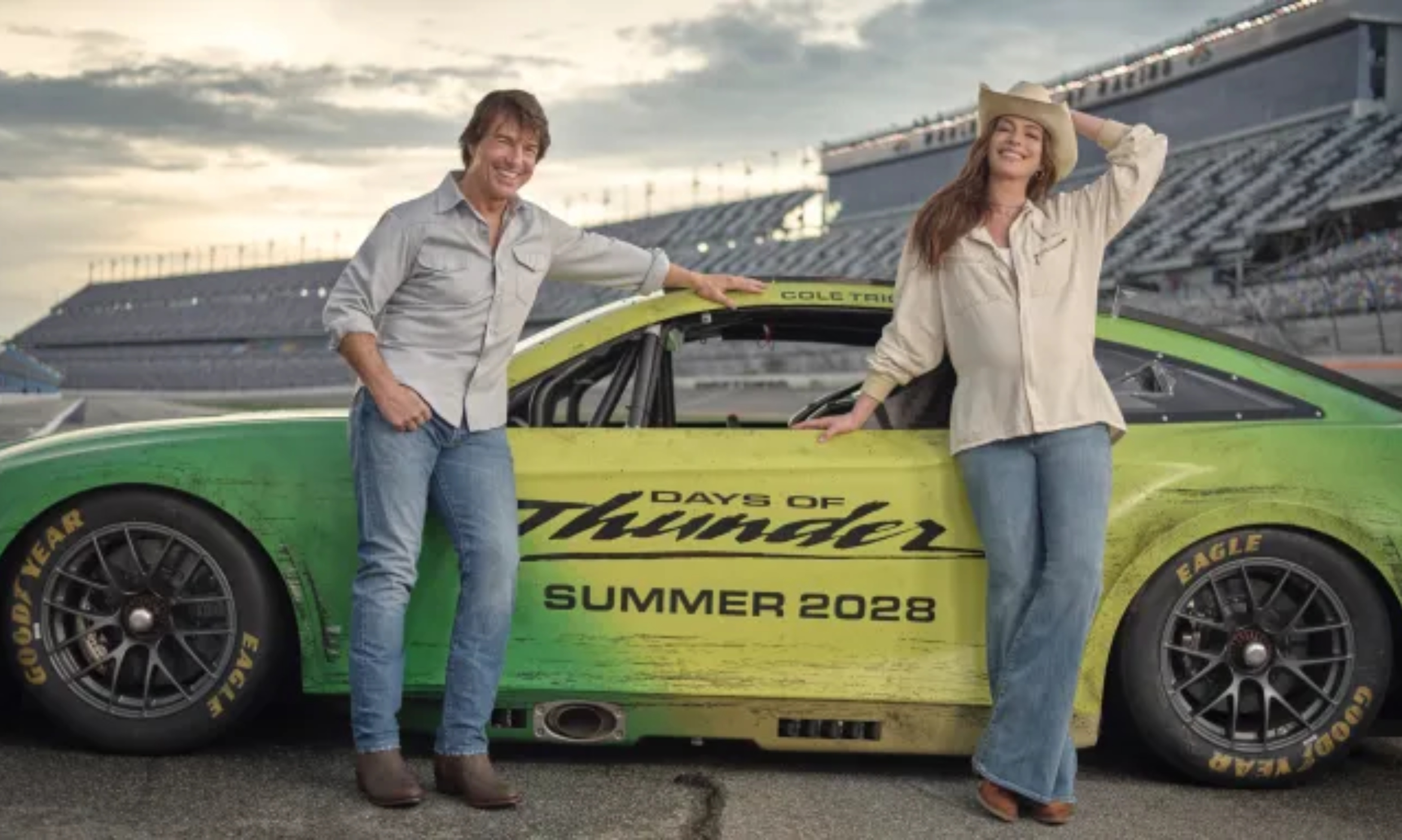 Ο Tom Cruise επιστρέφει 36 χρόνια μετά στο “Days of Thunder” μαζί με την Anne Hathaway