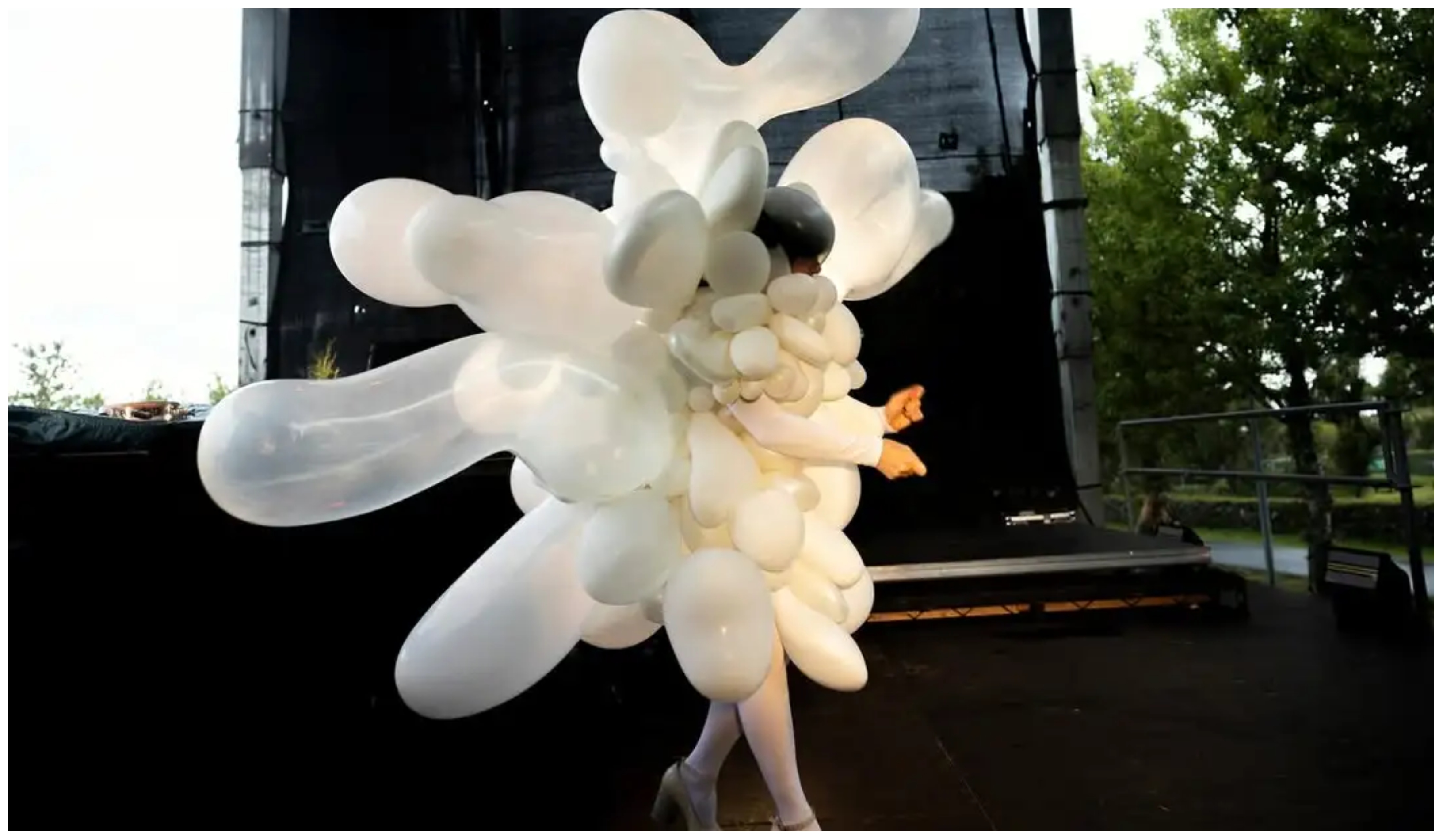 Björk: Εμφανίστηκε με φόρεμα-γλυπτό από λευκά μπαλόνια