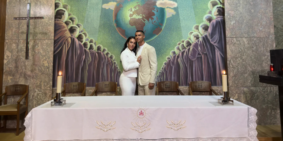 Cristiano Ronaldo & Georgina Rodríguez: Γιατί παντρεύτηκαν στο σαλόνι του σπιτιού τους; – Eικόνες από τον ιδιωτικό γάμο τους