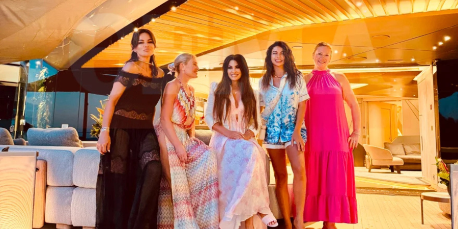 Kimberly Guilfoyle: Οι luxury διακοπές στο Μεγανήσι μαζί με την Ραμόνα Φίλιπ και την Κριστίν Παναγή