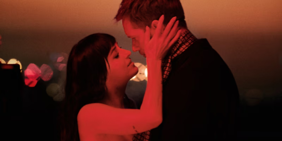 Dakota Johnson και Alexander Skarsgård: Το παθιασμένο φιλί στη νέα καμπάνια του Valentino Vendetta