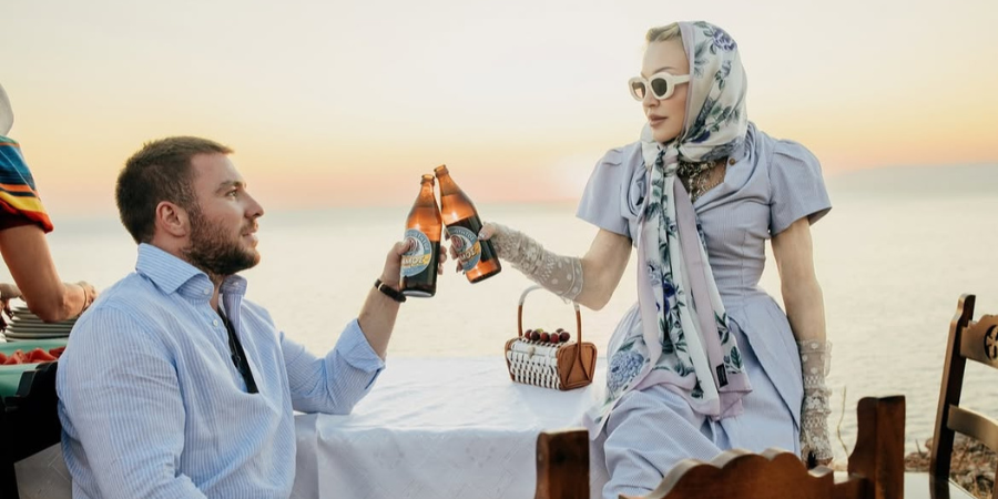 Η Madonna πίνει ελληνική μπύρα στην Πάτμο και γίνεται viral