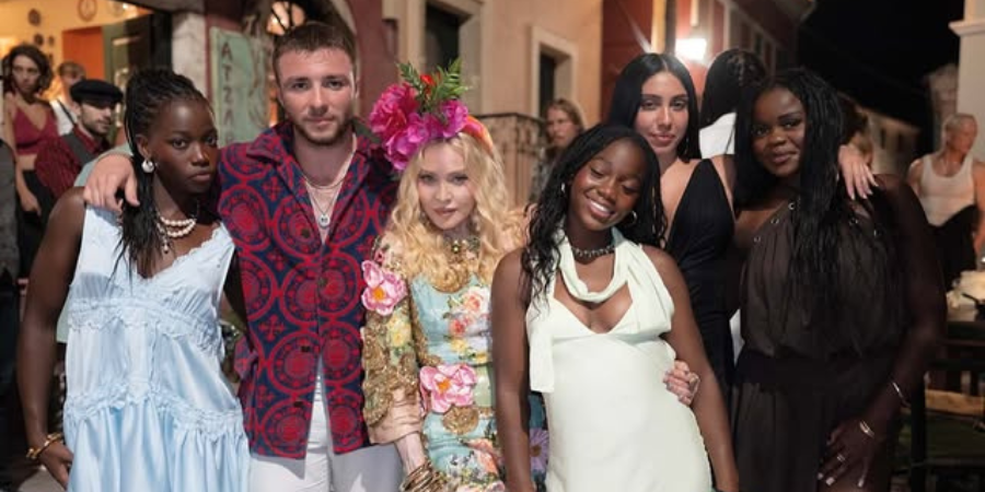 Madonna: Χόρεψε με ντέφι στην Κέρκυρα και έσβησε την τούρτα της πάνω σε σκάφος