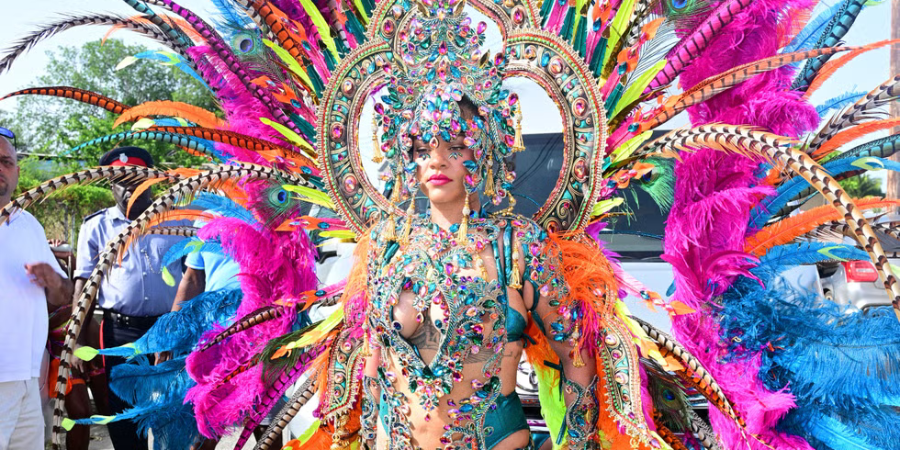 Η Rihanna επέστρεψε στα Μπαρμπάντος και μετέτρεψε το Crop Over στη δική της πασαρέλα