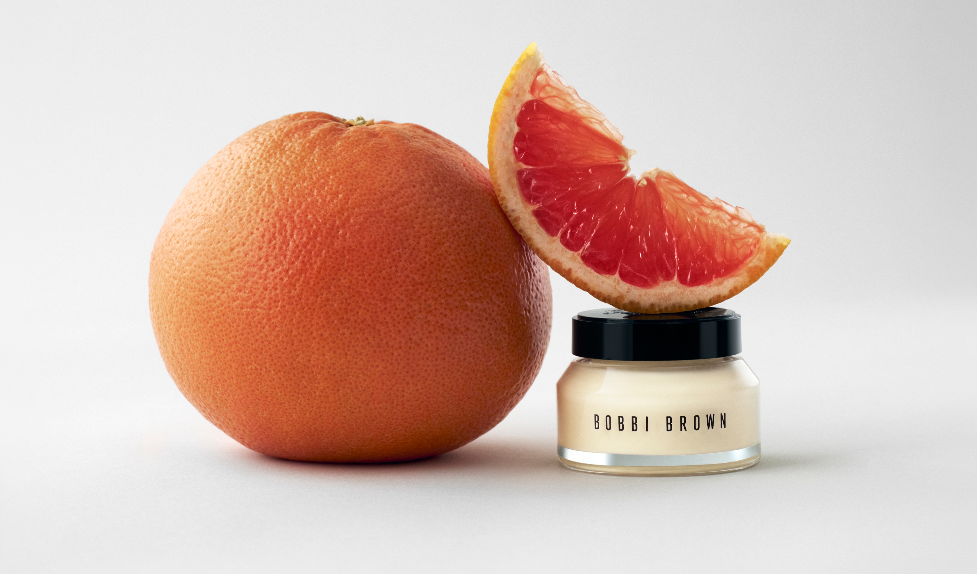 Nέα Vitamin Enriched Face Base+: Το #1 εμβληματικό προϊόν της Bobbi Brown είναι όλα όσα χρειάζεστε σε ένα μόνο βήμα