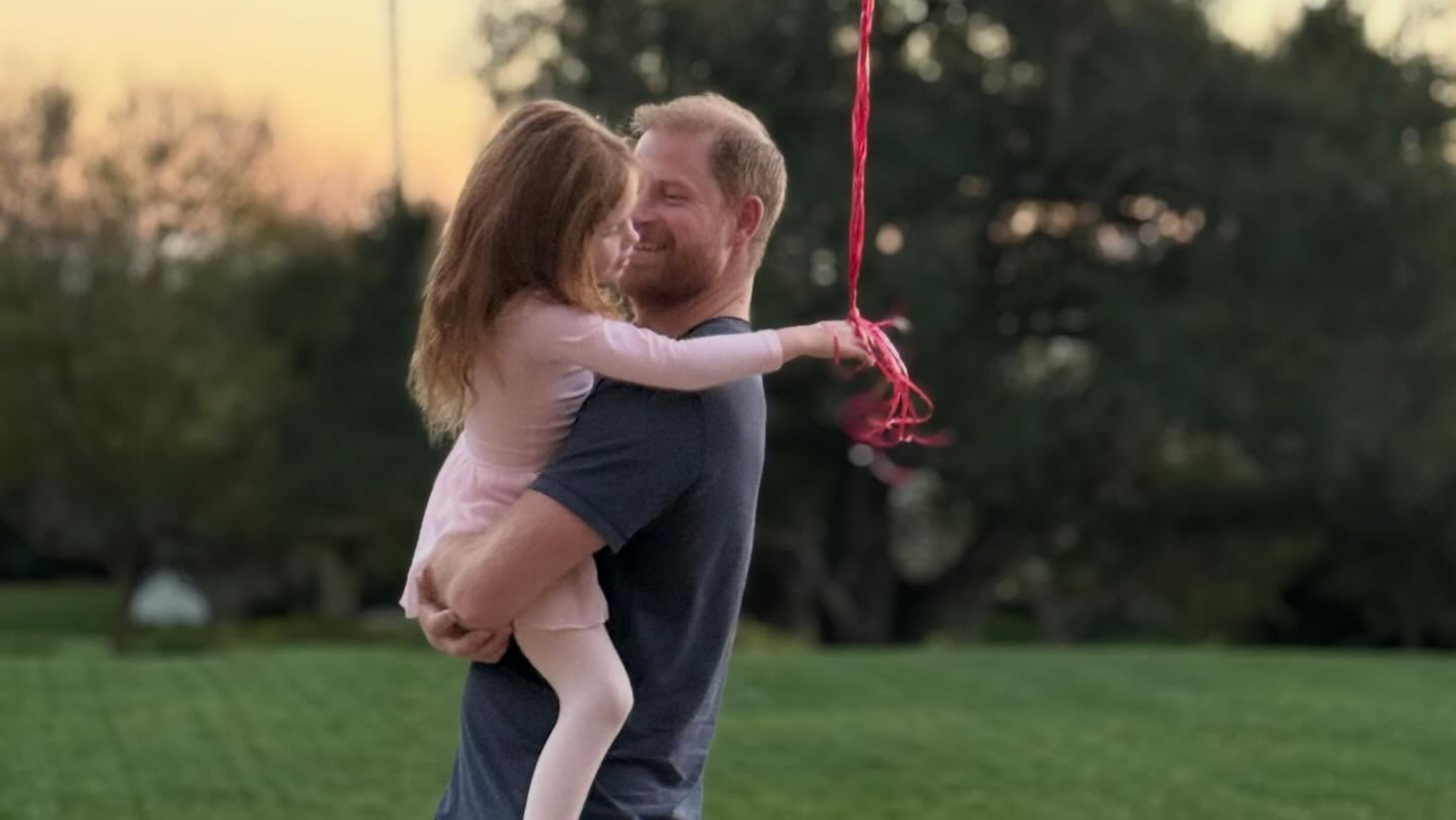 Το γλυκό φιλί του Prince Harry στη μικρή Lilibet