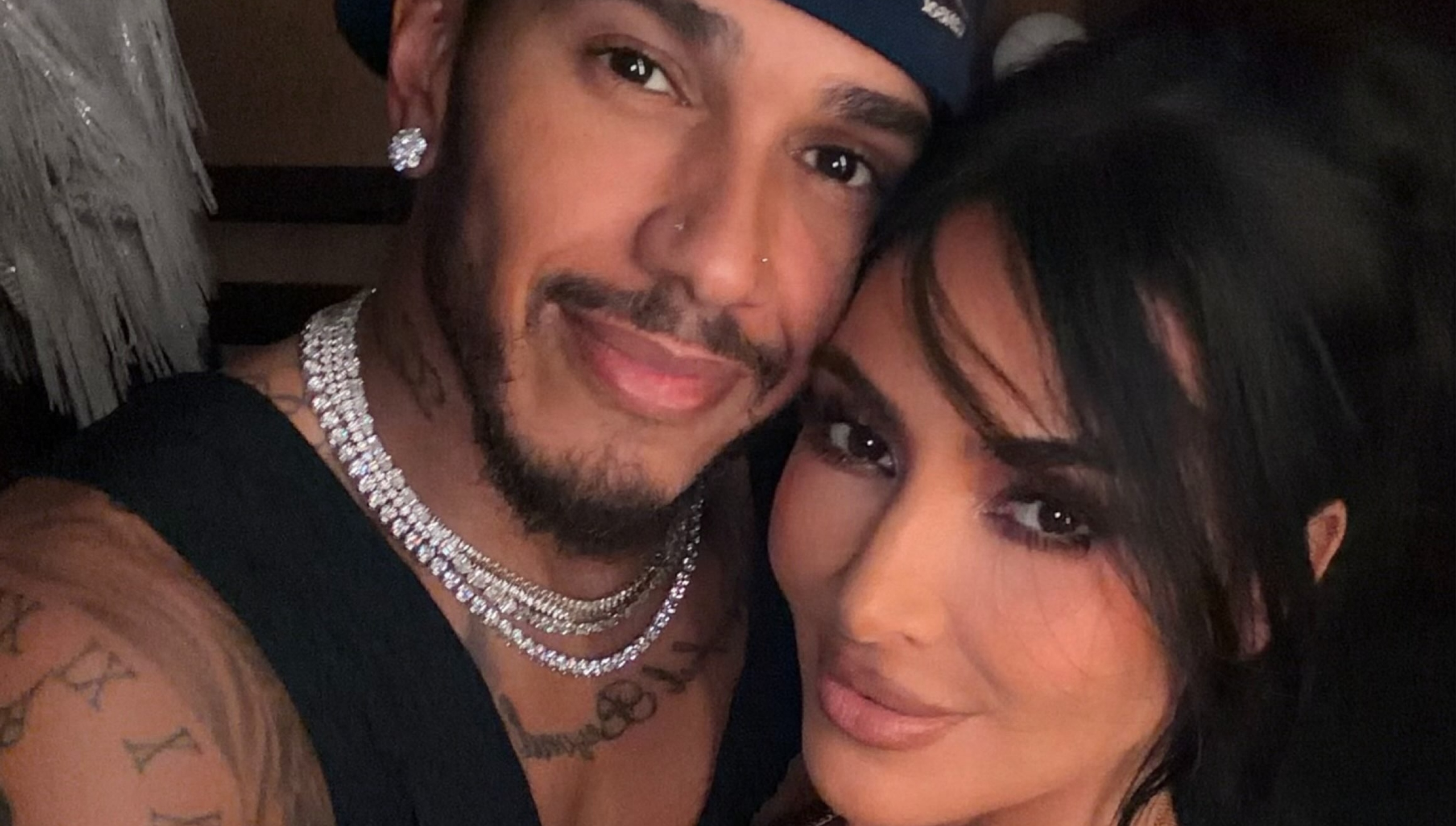 Kim Kardashian & Lewis Hamilton: To φιλί με φόντο τον Πύργο του Άιφελ