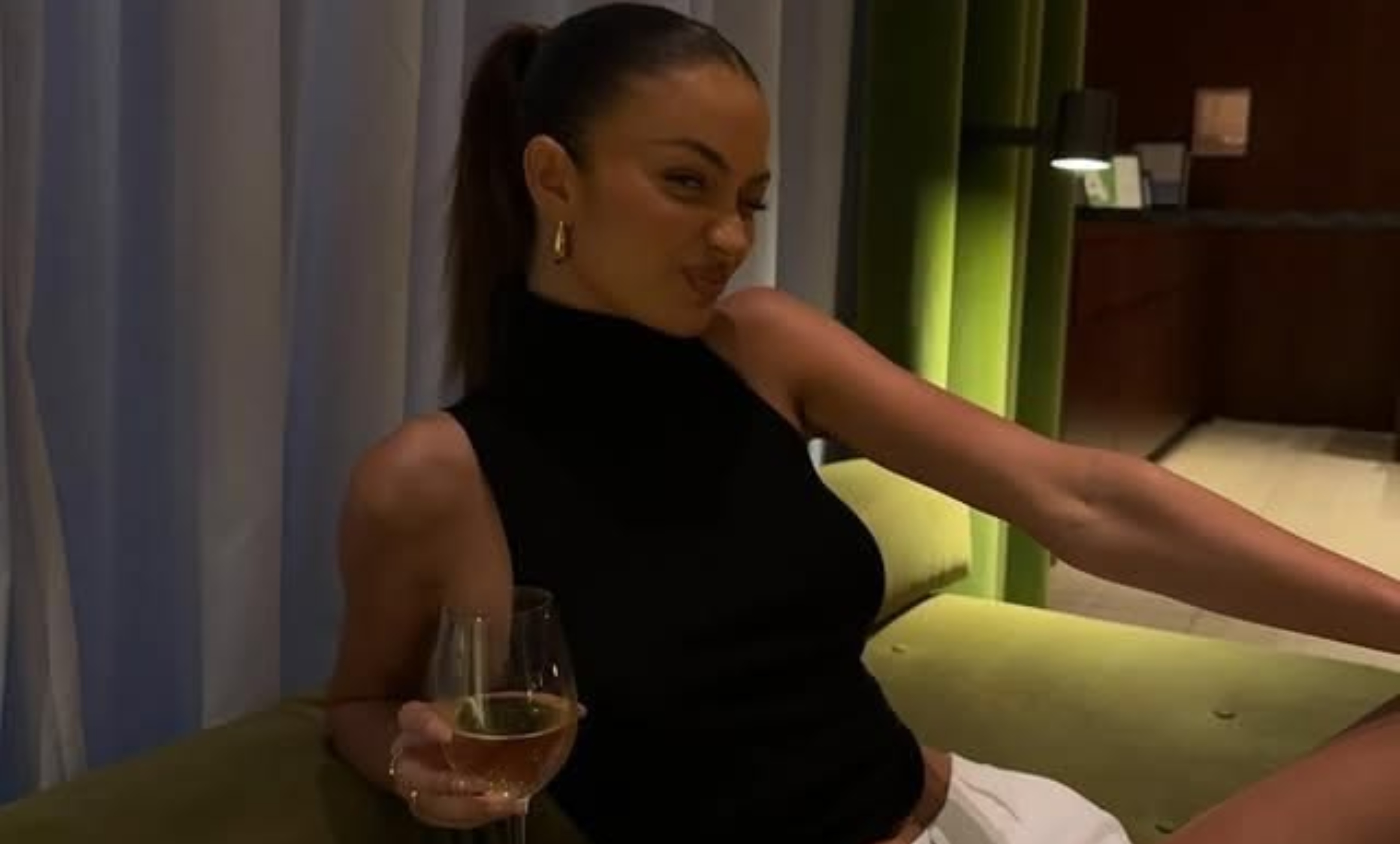Αυτό είναι το basic που φοράει κάθε fashion girl – Πώς θα το φορέσεις σωστά
