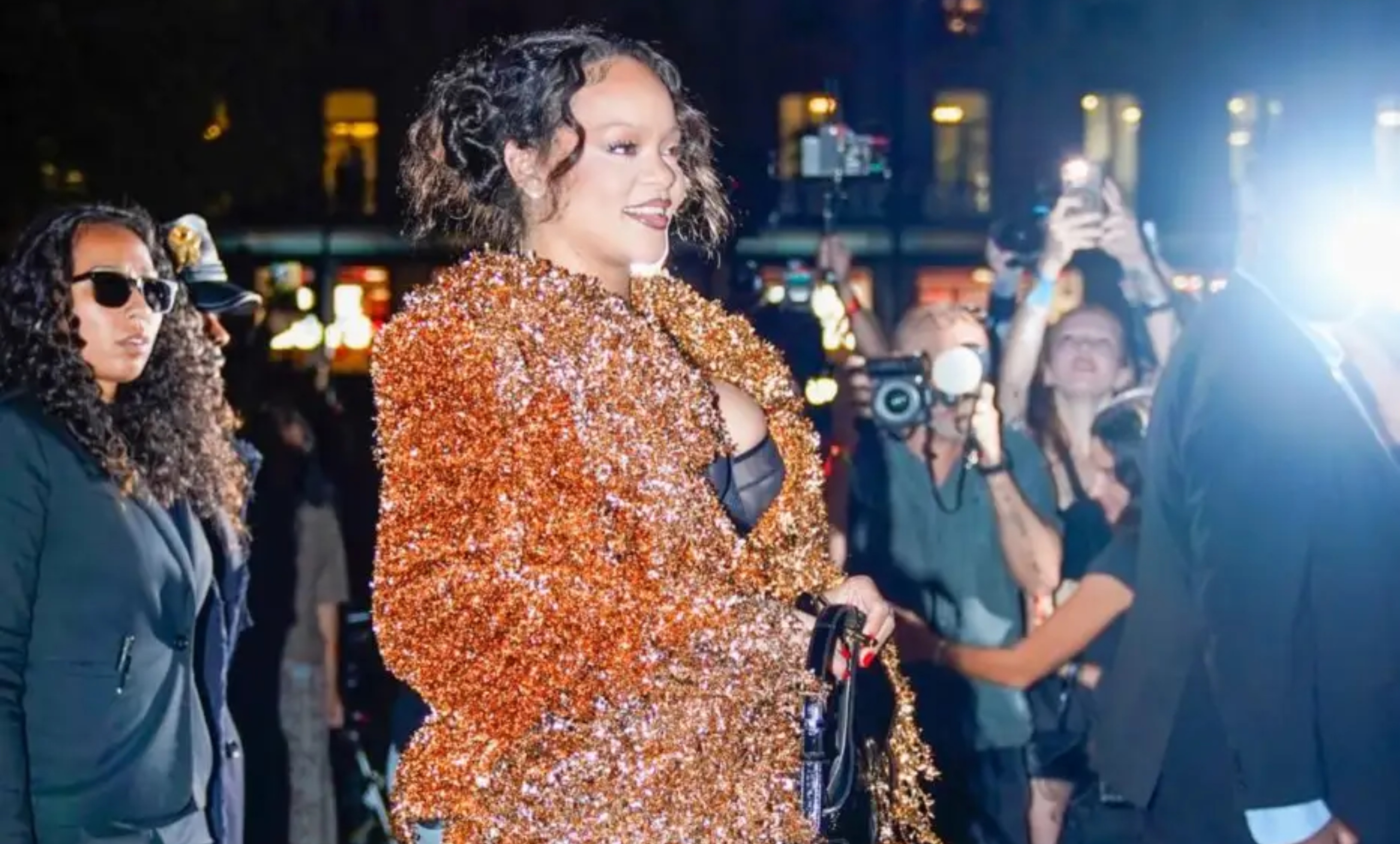Η Rihanna έβαλε τη δική της υπογραφή στο Παρίσι με ένα εκρηκτικό metallic look