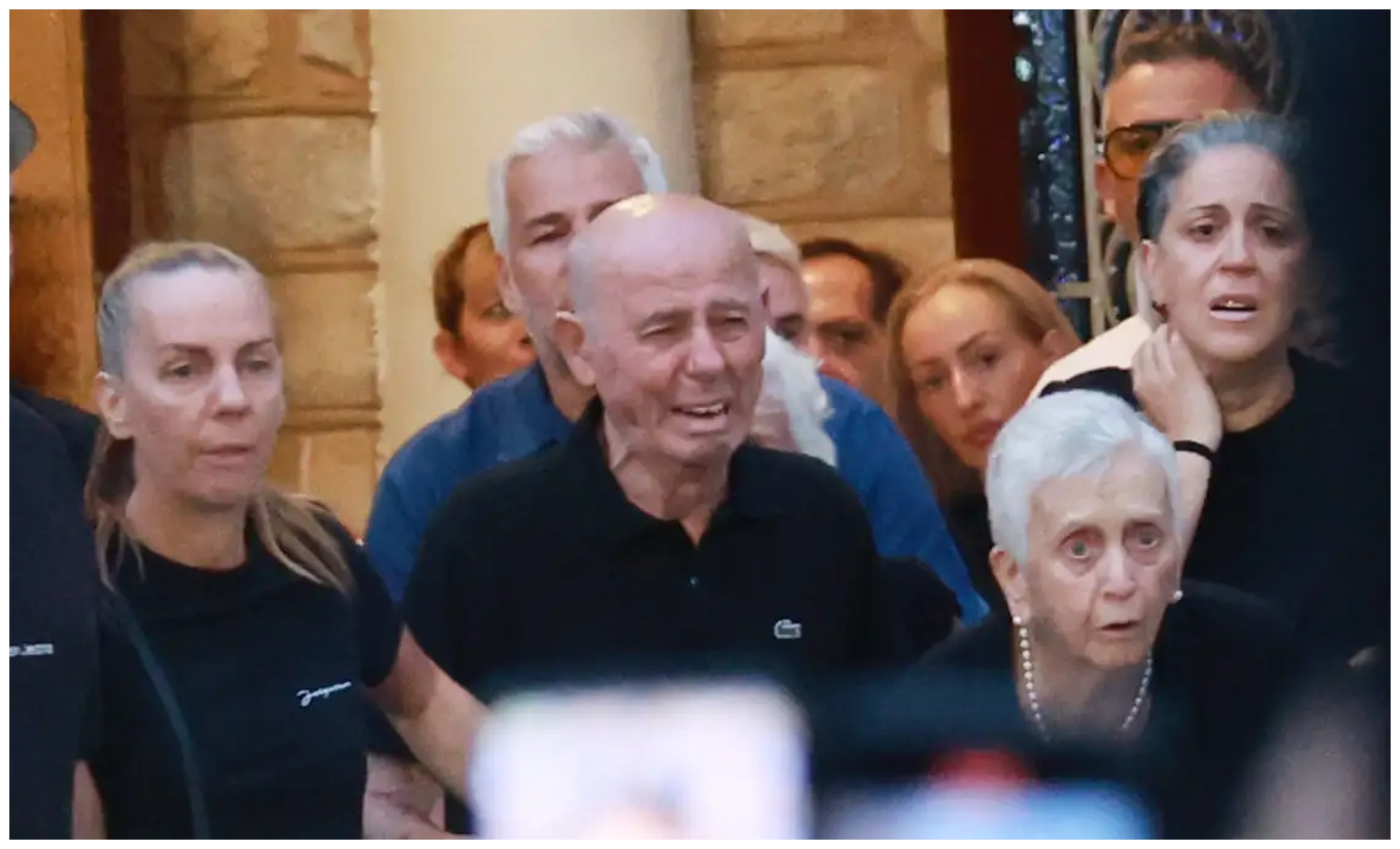 Γιώργος Μαζωνάκης: Συντετριμμένοι οι γονείς του στην κηδεία – Το τελευταίο «αντίο» στη Νίκαια
