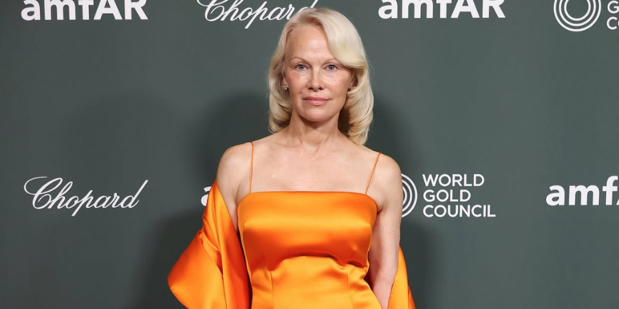Pamela Anderson: Έκλεψε τις εντυπώσεις στη Βενετία με εκθαμβωτικό πορτοκαλί φόρεμα και χωρίς μακιγιάζ