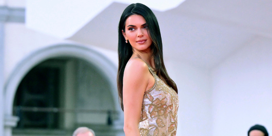 Kendall Jenner: Έκανε το ντεμπούτο της στη Βενετία με ένα εντυπωσιακό vintage Armani του 1995