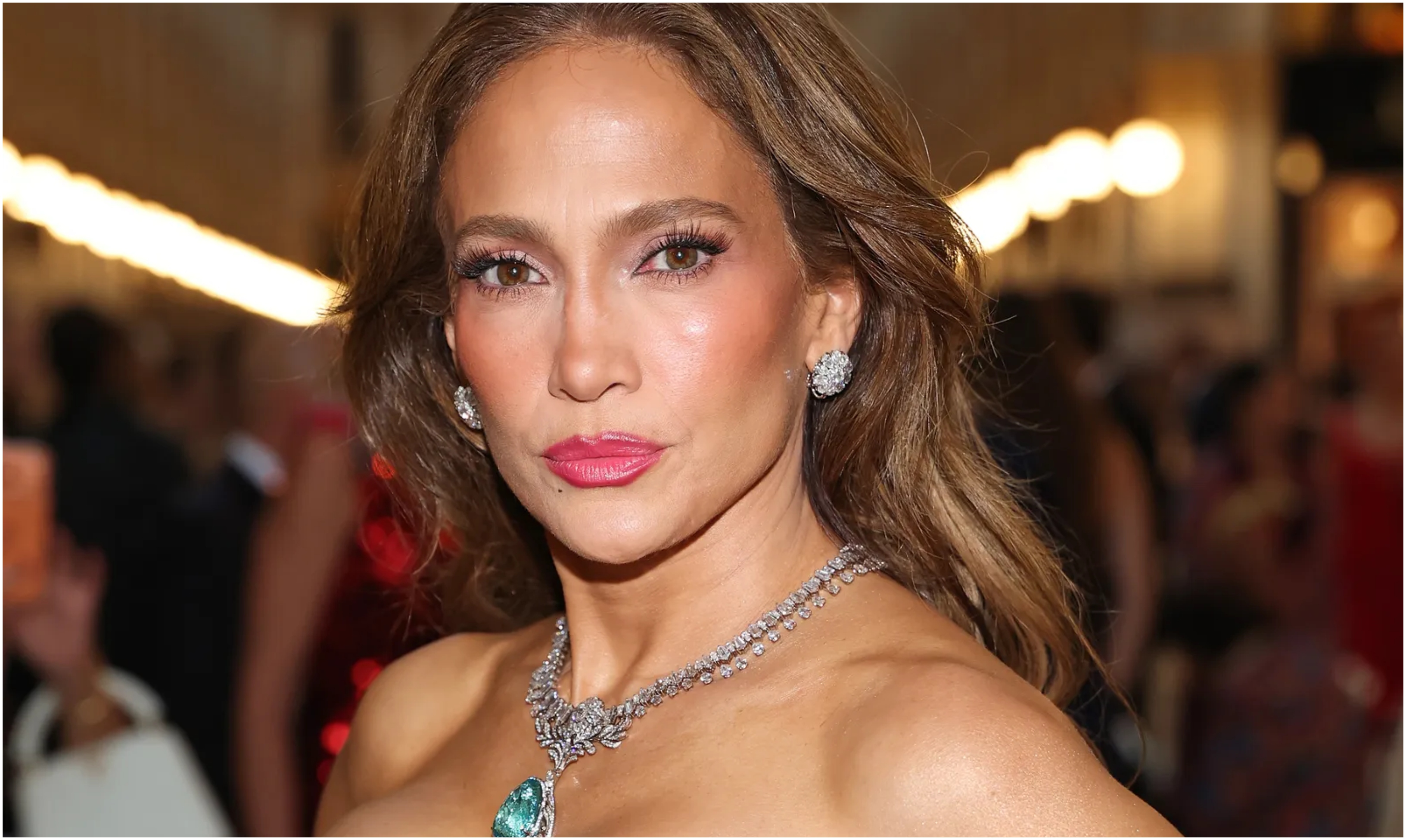 Η Jennifer Lopez εμφανίστηκε στην πασαρέλα του Vogue World 2026 στο Μιλάνο, αποπνέοντας τη λάμψη της «Dolce Vita»