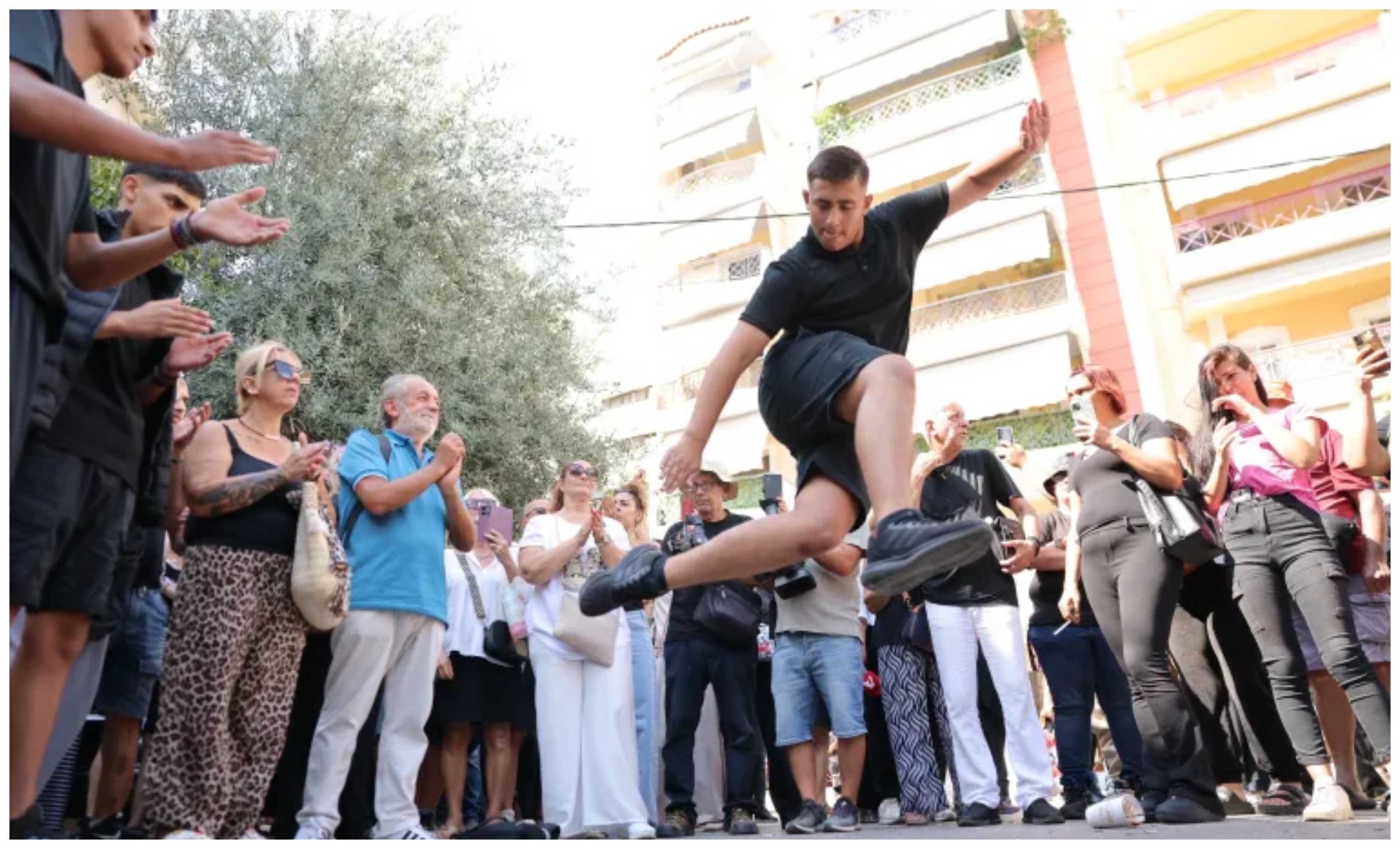 Το τελευταίο χειροκρότημα στον Μαζωνάκη – Ζεϊμπέκικα, τραγούδια και το «Φεύγω για μένα» στη Νίκαια
