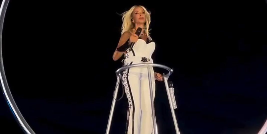 Άννα Βίσση: Η glam-rock εμφάνιση στο ΟΑΚΑ και οι τάσεις που έκρυβε το εντυπωσιακό look της