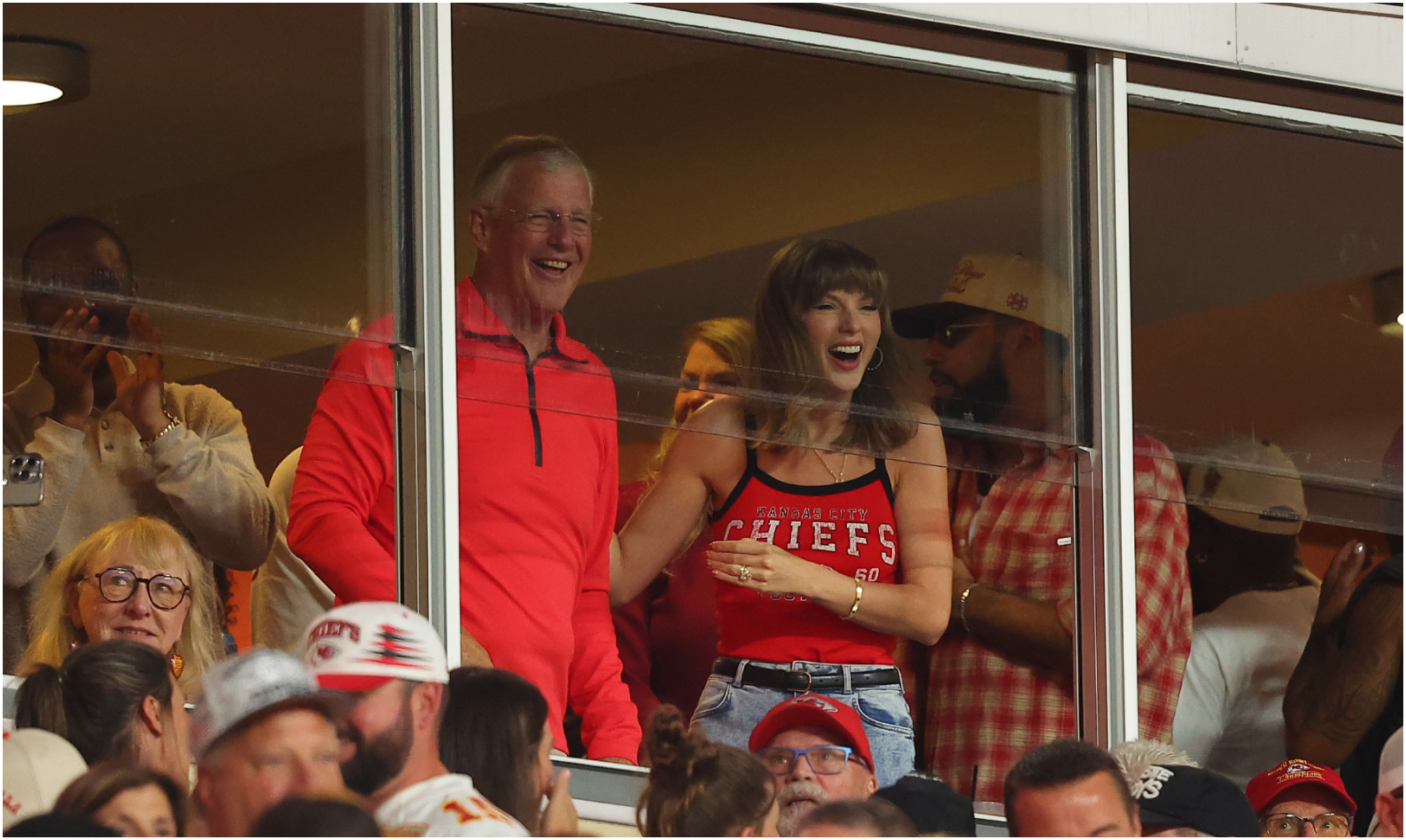 Taylor Swift: Το viral ξέσπασμα χαράς για τον Travis Kelce – Σήκωσε το χέρι της και έδειξε το εντυπωσιακό μονόπετρο