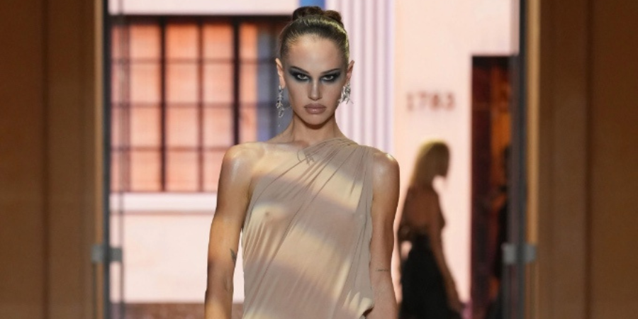 Gucci Gravity Dress: Το viral φόρεμα του Demna που συγκρατείται από ένα μόνο μεταλλικό βάρος
