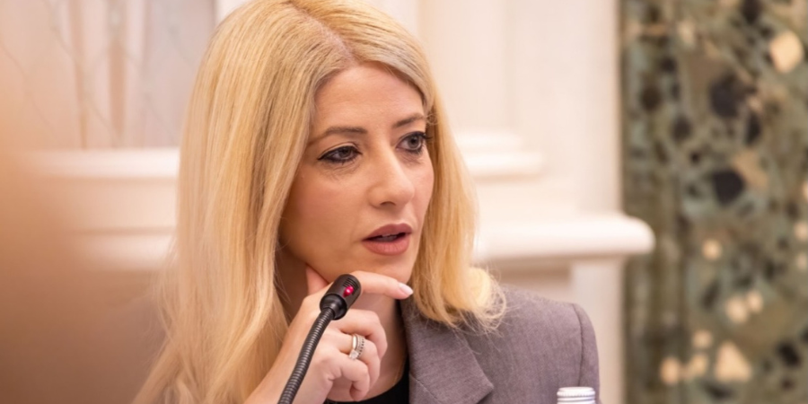 Αννίτα Δημητρίου: Το κομψό power suit που φόρεσε στη Ρώμη – Βρήκαμε πώς να αντιγράψετε το look της