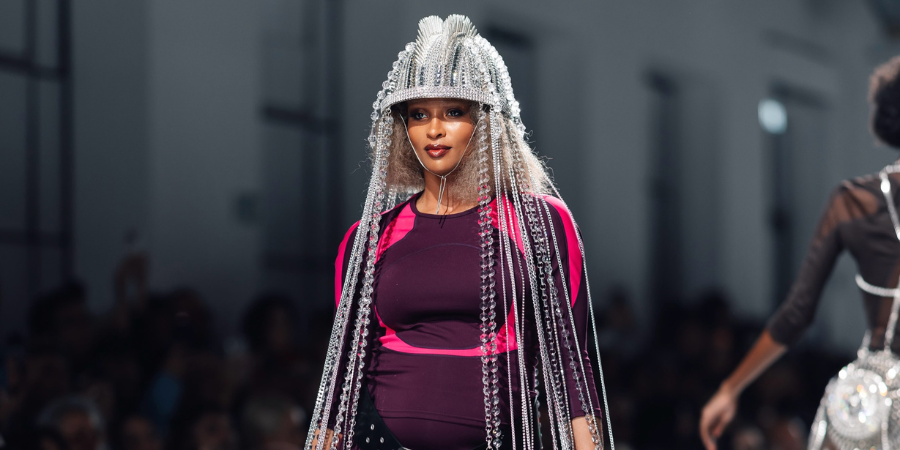 Η έγκυος Ciara έκανε το baby bump της fashion statement στο Paris Fashion Week