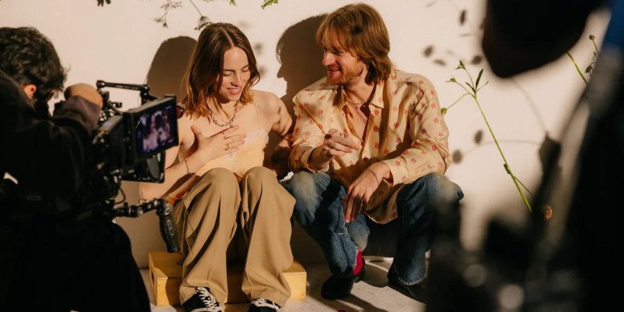 Billie Eilish: Αφήνει για λίγο τη μουσική και σχεδιάζει διαμαντένια κοσμήματα μαζί με τον αδελφό της