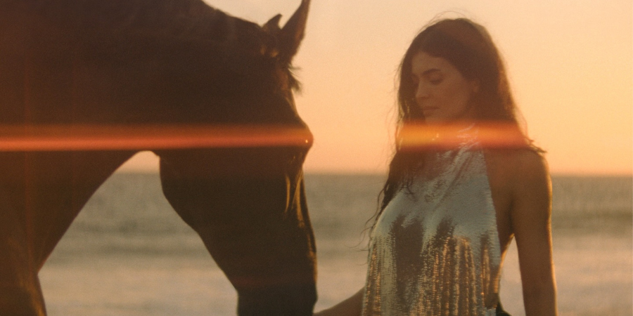 Kylie Jenner: Μετά τα φτερά της Victoria’s Secret, πρωταγωνιστεί σε μια ανατρεπτική καμπάνια με άλογα