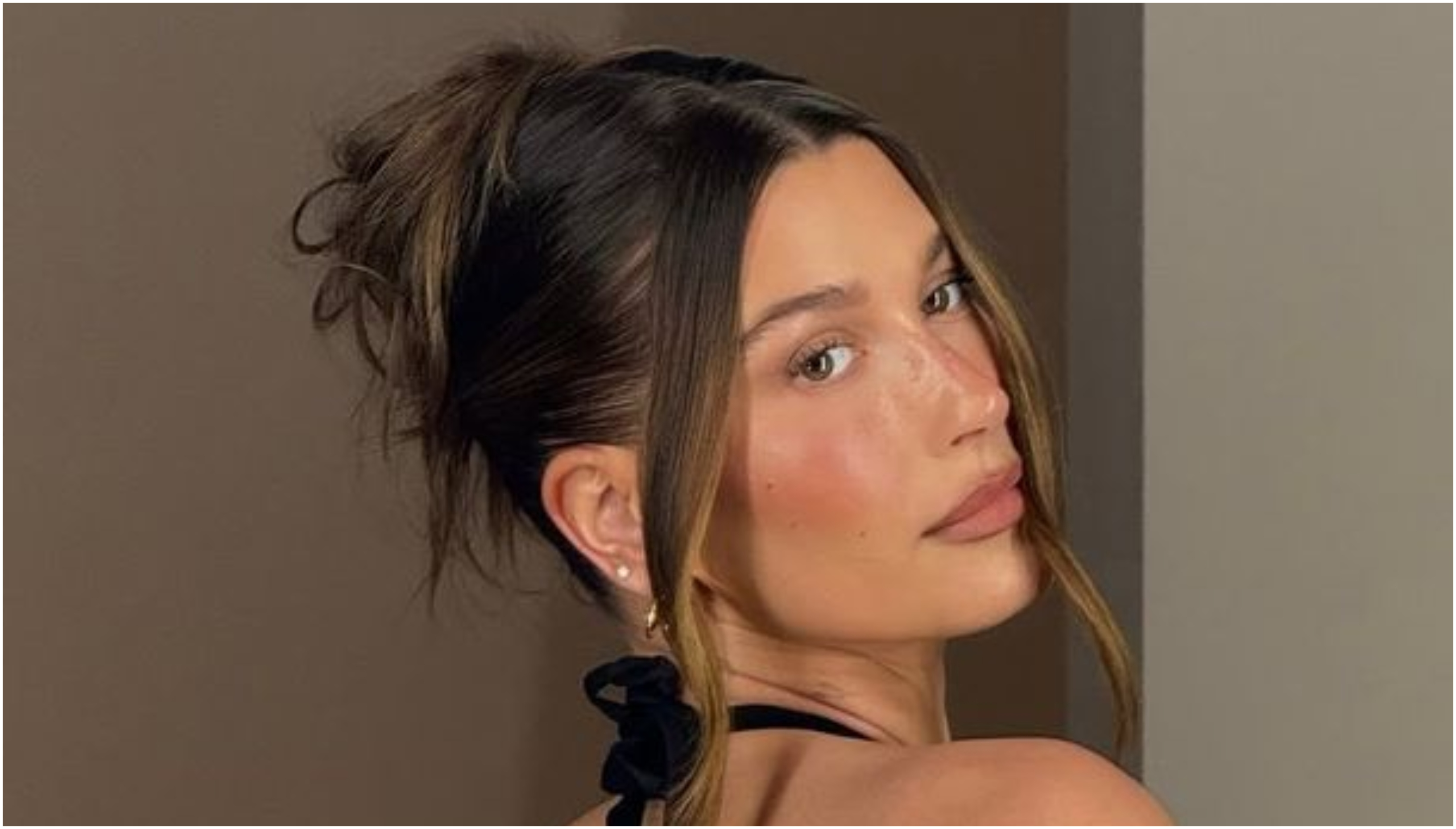 Hailey Bieber: Εμπνέεται από την Carolyn Bessette-Kennedy και επαναφέρει την διαχρονικότητα των ’90s με ένα vintage φόρεμα