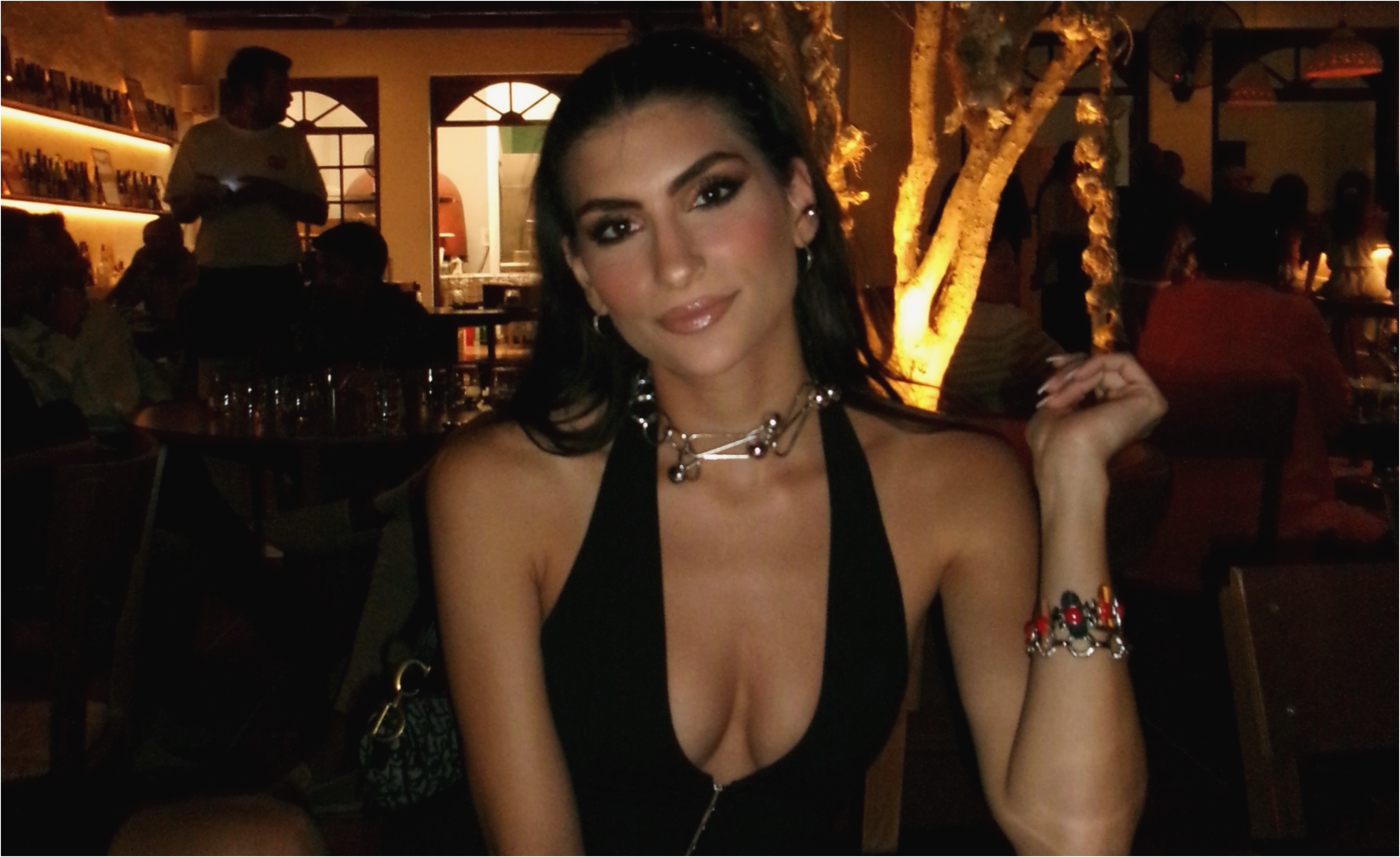 H Χριστιάνα Ευθυβούλου υιοθέτησε το πιο cool look  με street style αισθητική και αναφορές στη μόδα των 90s