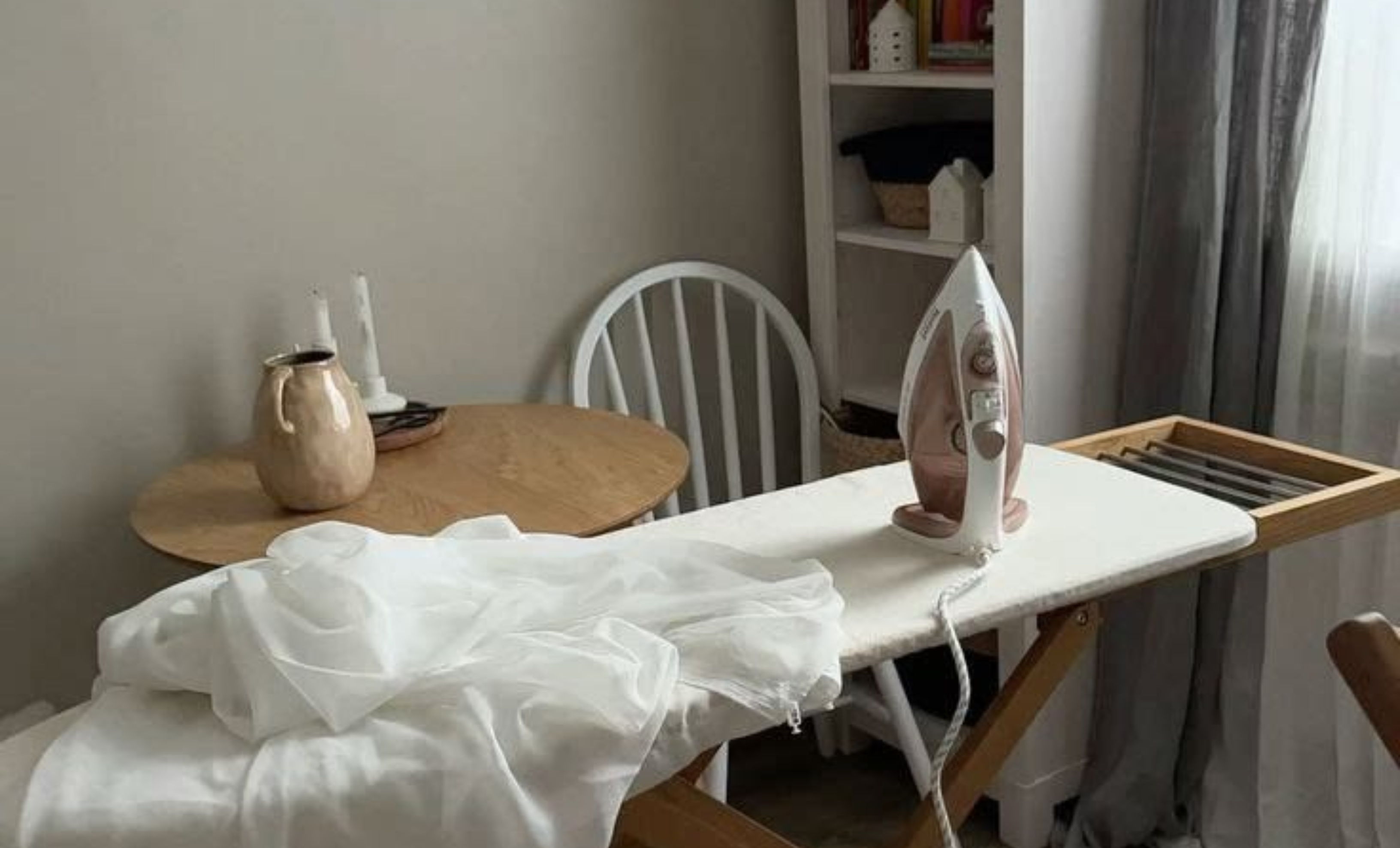 Το έξυπνο κόλπο για να μειώσεις τις ζάρες στα ρούχα χωρίς σίδερο, σε δευτερόλεπτα