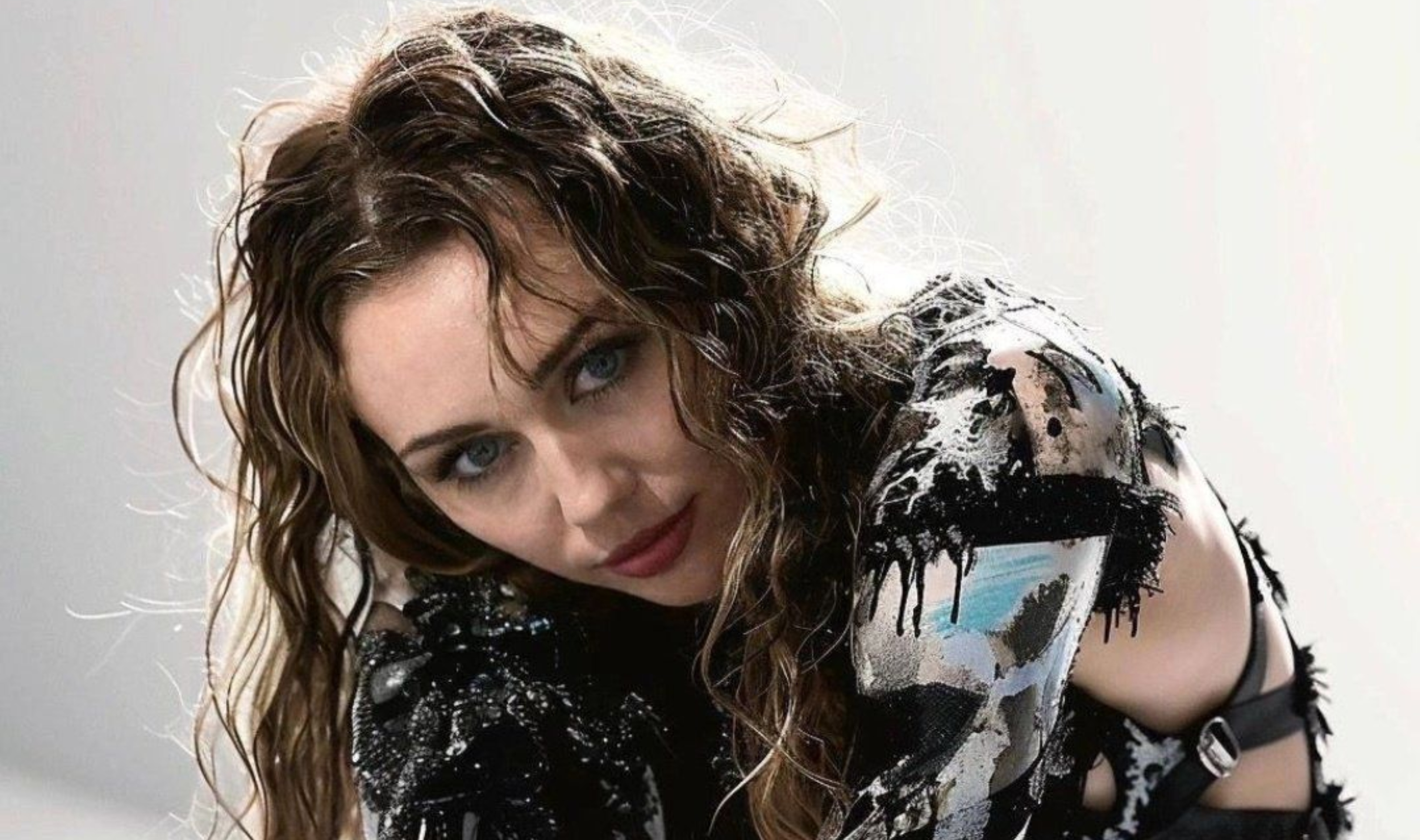 Miley Cyrus: Δωρίζει $1 εκατ. για τη δημιουργία κατοικιών για 97 άστεγες γυναίκες