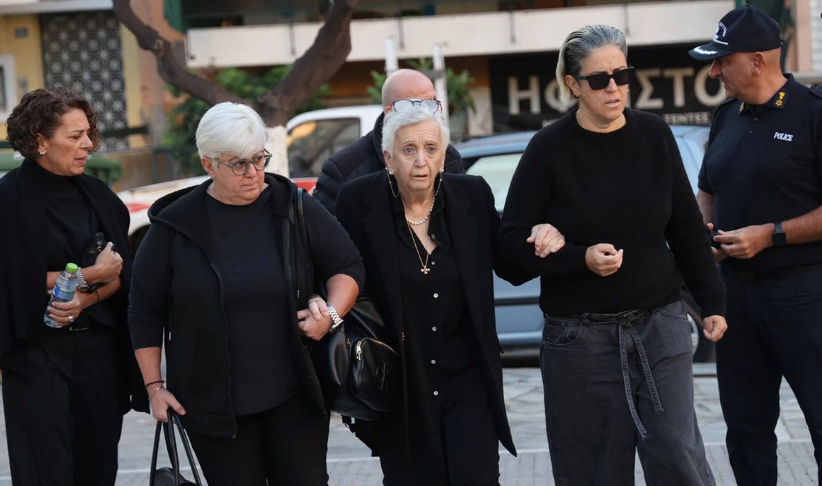 «Πετούν πέτρες στο σπίτι των γονιών του Μαζωνάκη και γράφουν ύβρεις»